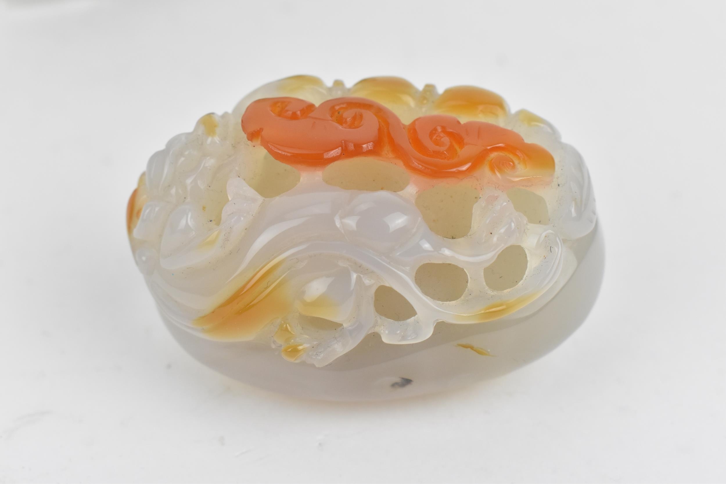 A Chinese carved agate decorative piece modelled with a dragon and scroll to the top and leaf detail - Image 6 of 7