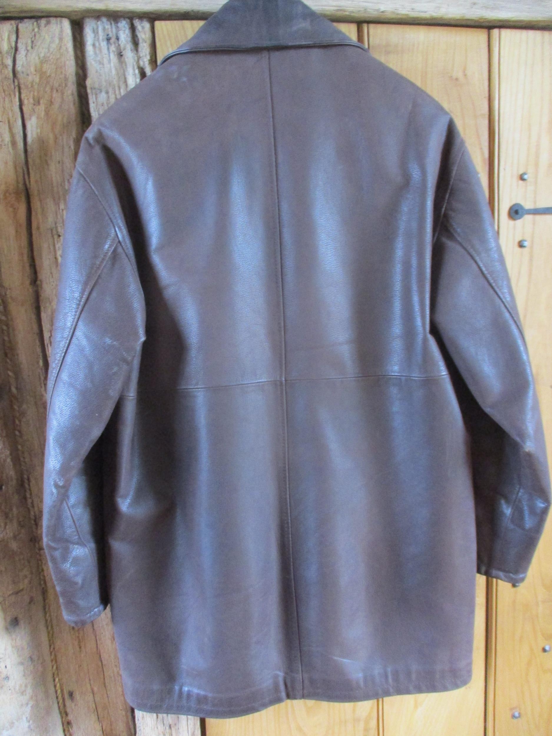 A gents Vera Pelle Italian leather brown leather over coat with two chest pockets and two deep front - Image 2 of 3