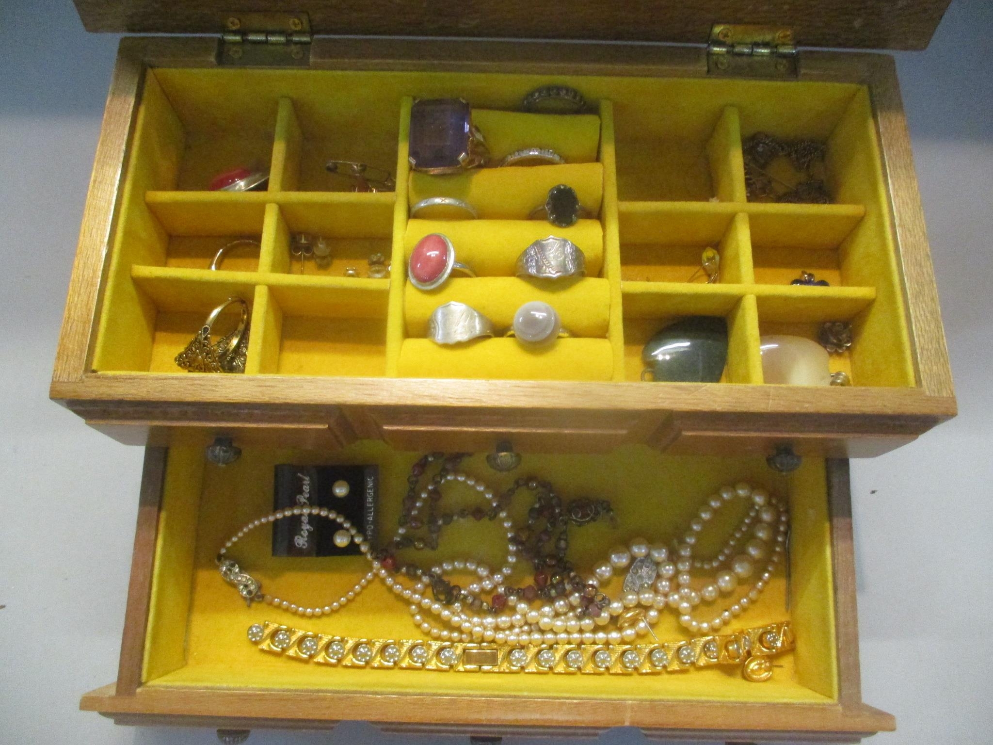 Mixed costume jewellery to include silver rings, necklace inset with semi precious stones,