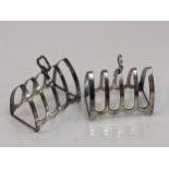 A pair of silver toast racks with shaped handles, 89g