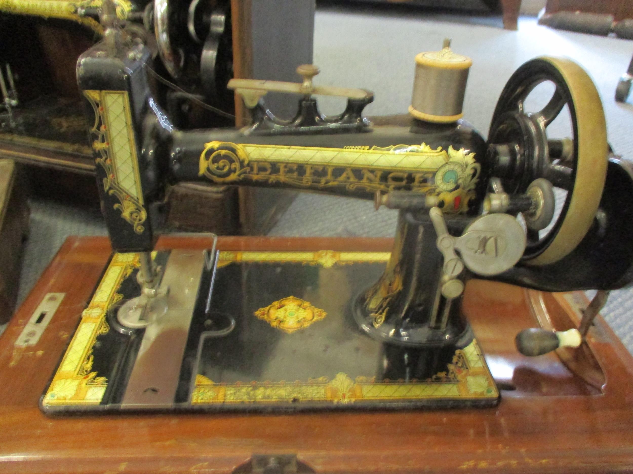 Three vintage Singer and Defiance sewing machines comprising model and serials Singer ED002125 dated - Image 2 of 4