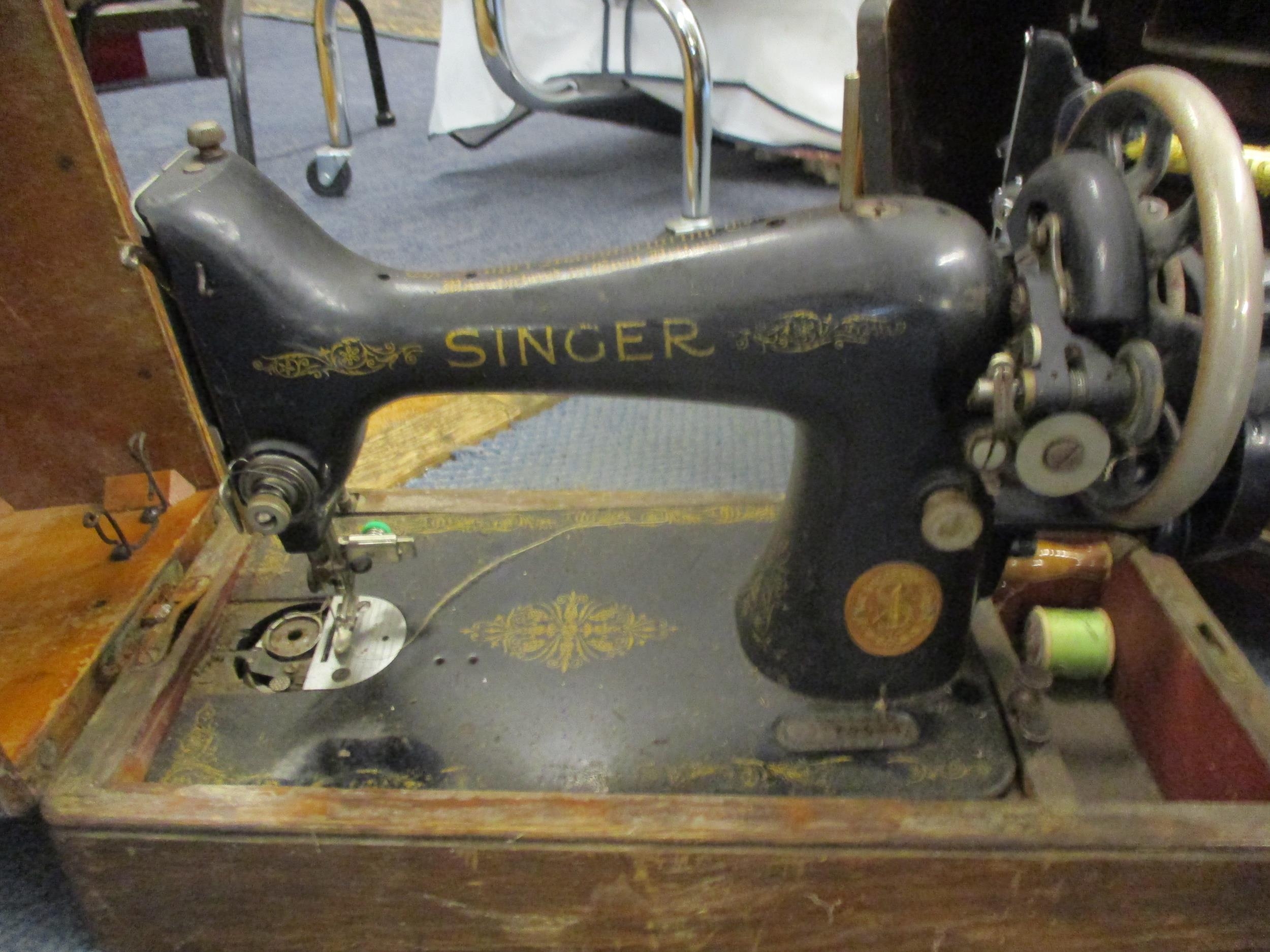 Three vintage Singer and Defiance sewing machines comprising model and serials Singer ED002125 dated - Image 3 of 4