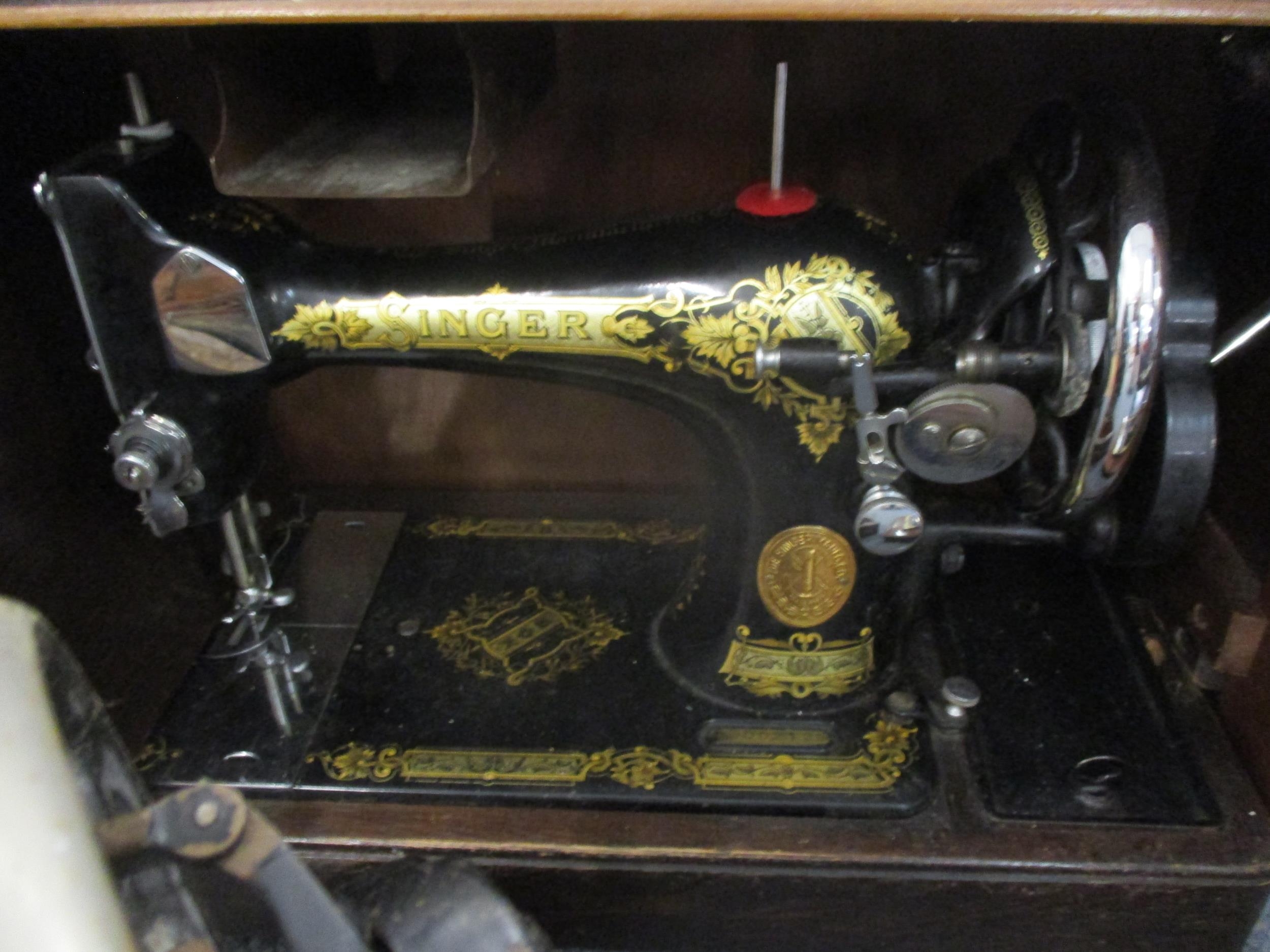 Three vintage Singer and Defiance sewing machines comprising model and serials Singer ED002125 dated - Image 4 of 4