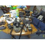 A mixed lot of digital and vintage cameras to include a Minolta AL, Minolta Dynax 7000i, Olympus