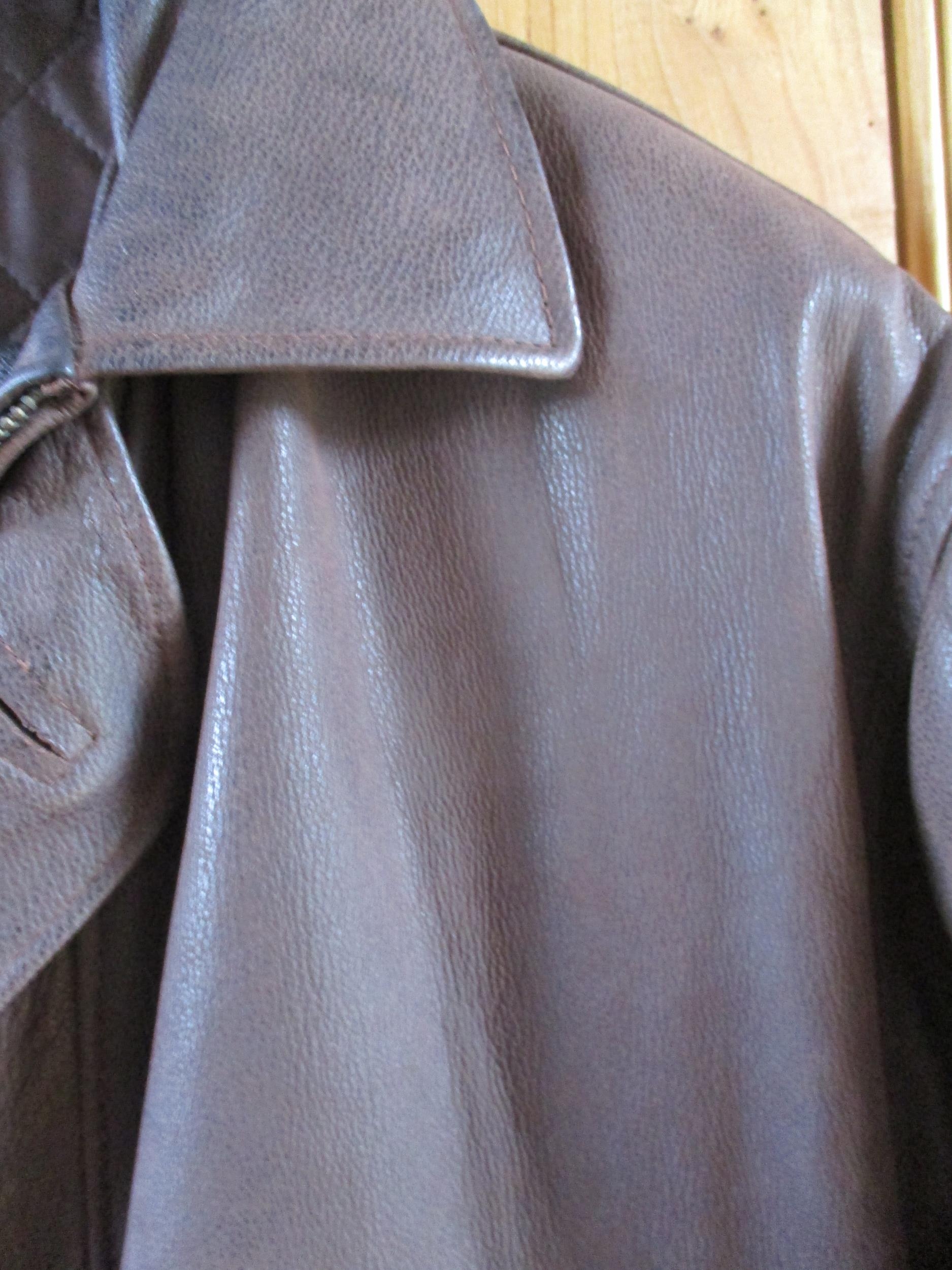 A gents Vera Pelle Italian leather brown leather over coat with two chest pockets and two deep front - Image 3 of 3