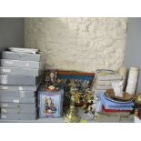 A miscellaneous lot to include a cased set of silver plated cutlery, various collectors plate and