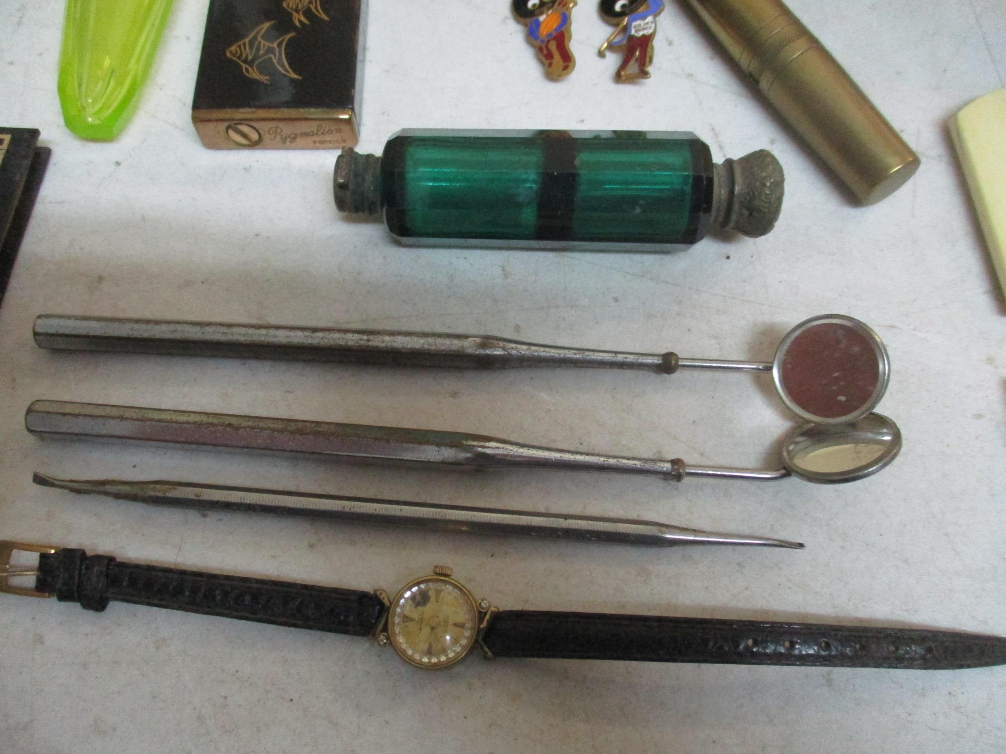 A mixed lot to include a Victorian green double ended scent bottle, a Vaseline glass scent bottle, - Image 3 of 5