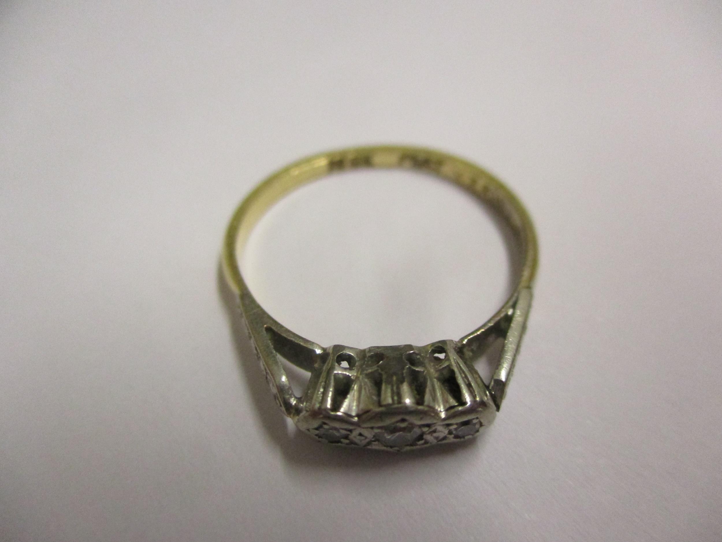 An 18ct white gold and 3 diamond ring, having a platinum illusion setting, stamped 18ct, ring size - Image 2 of 5