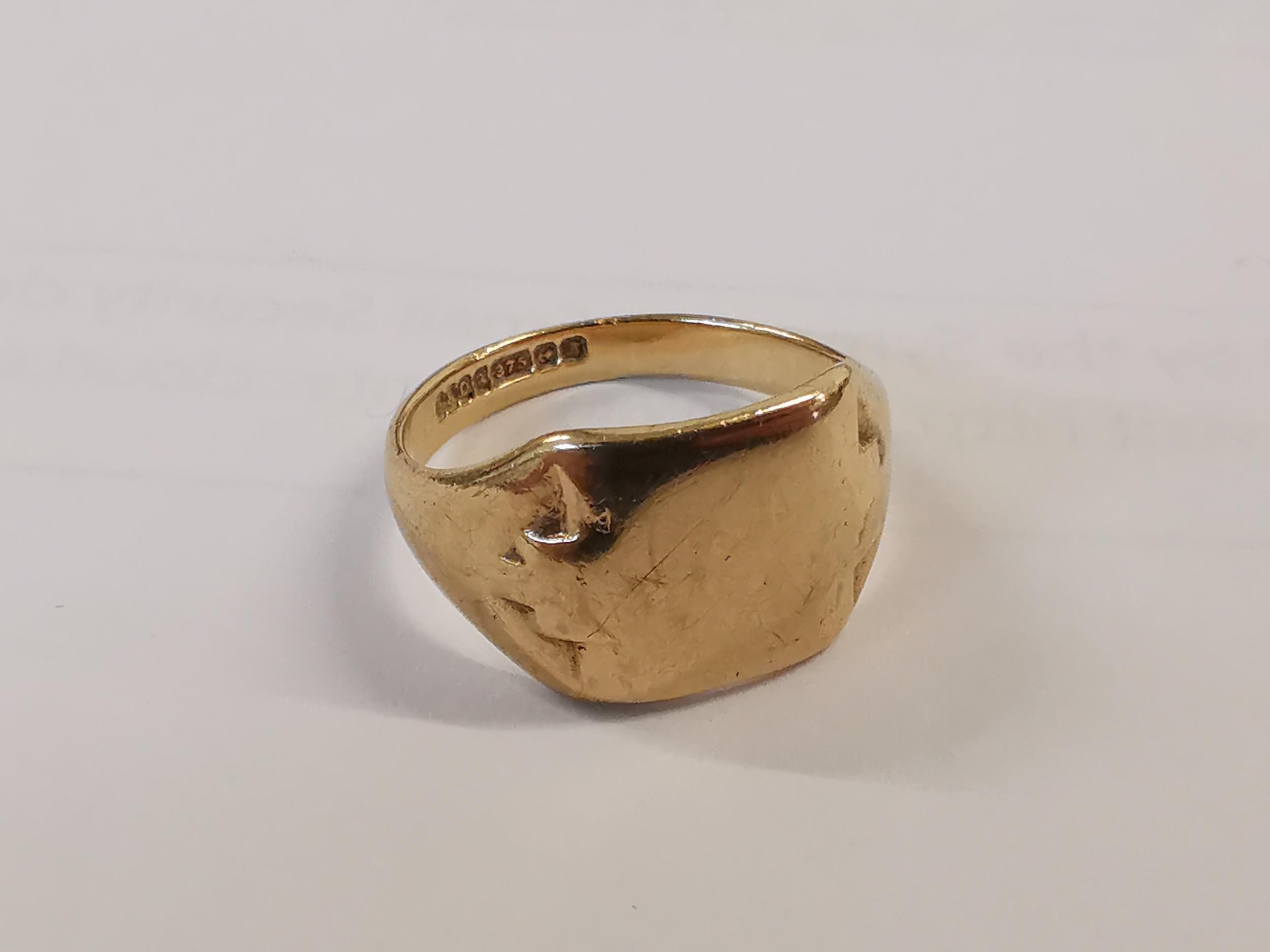 A gents 9ct gold signet ring, 5.1g Location: Cab