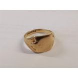 A gents 9ct gold signet ring, 5.1g Location: Cab