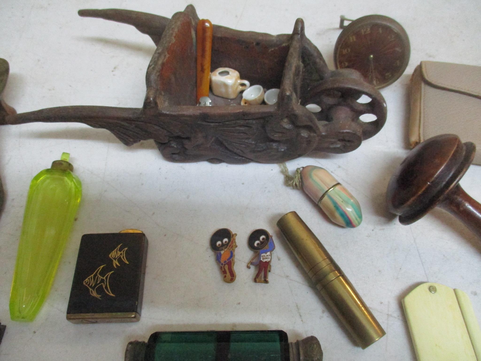 A mixed lot to include a Victorian green double ended scent bottle, a Vaseline glass scent bottle, - Image 2 of 5