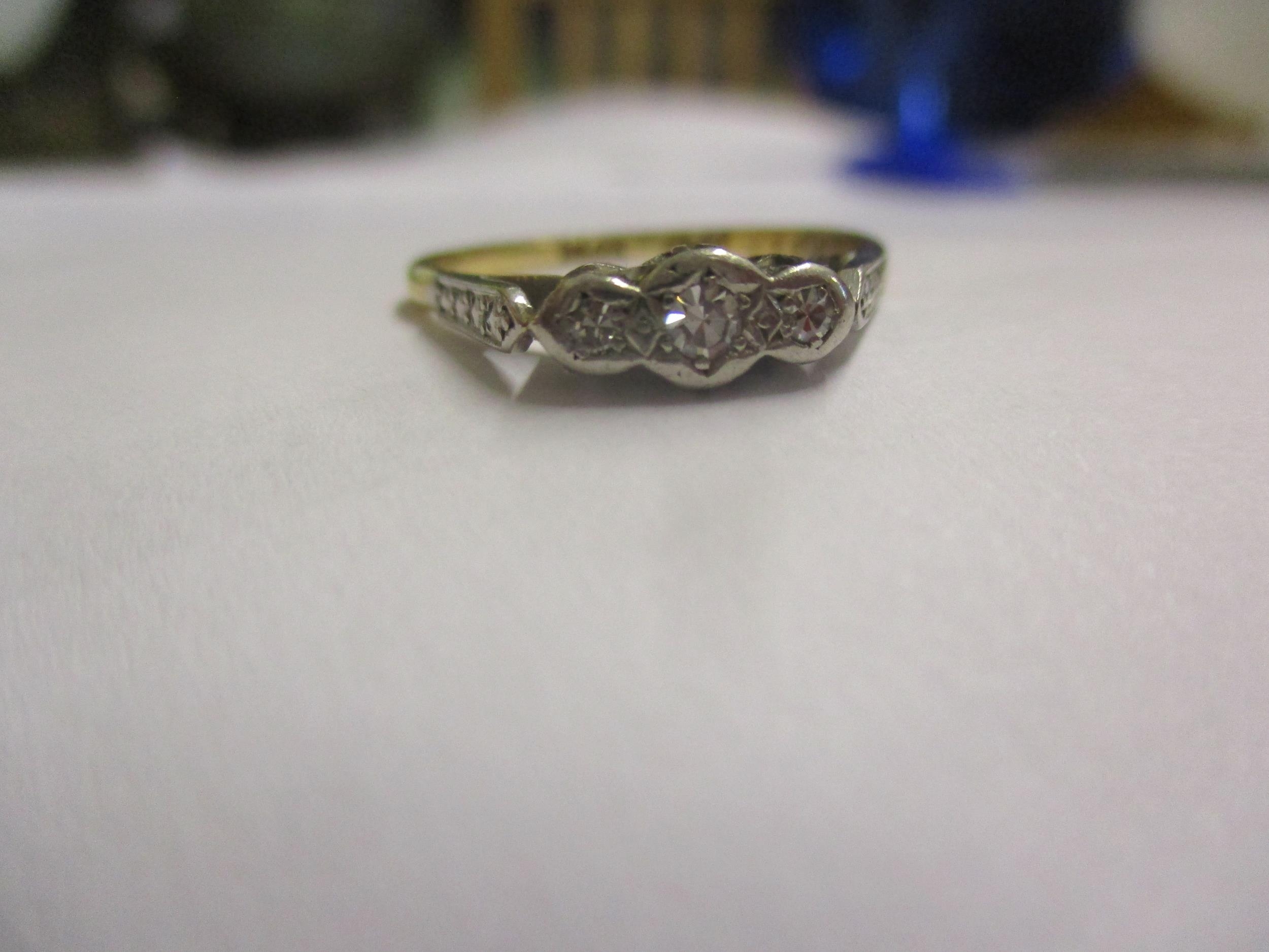 An 18ct white gold and 3 diamond ring, having a platinum illusion setting, stamped 18ct, ring size - Image 5 of 5