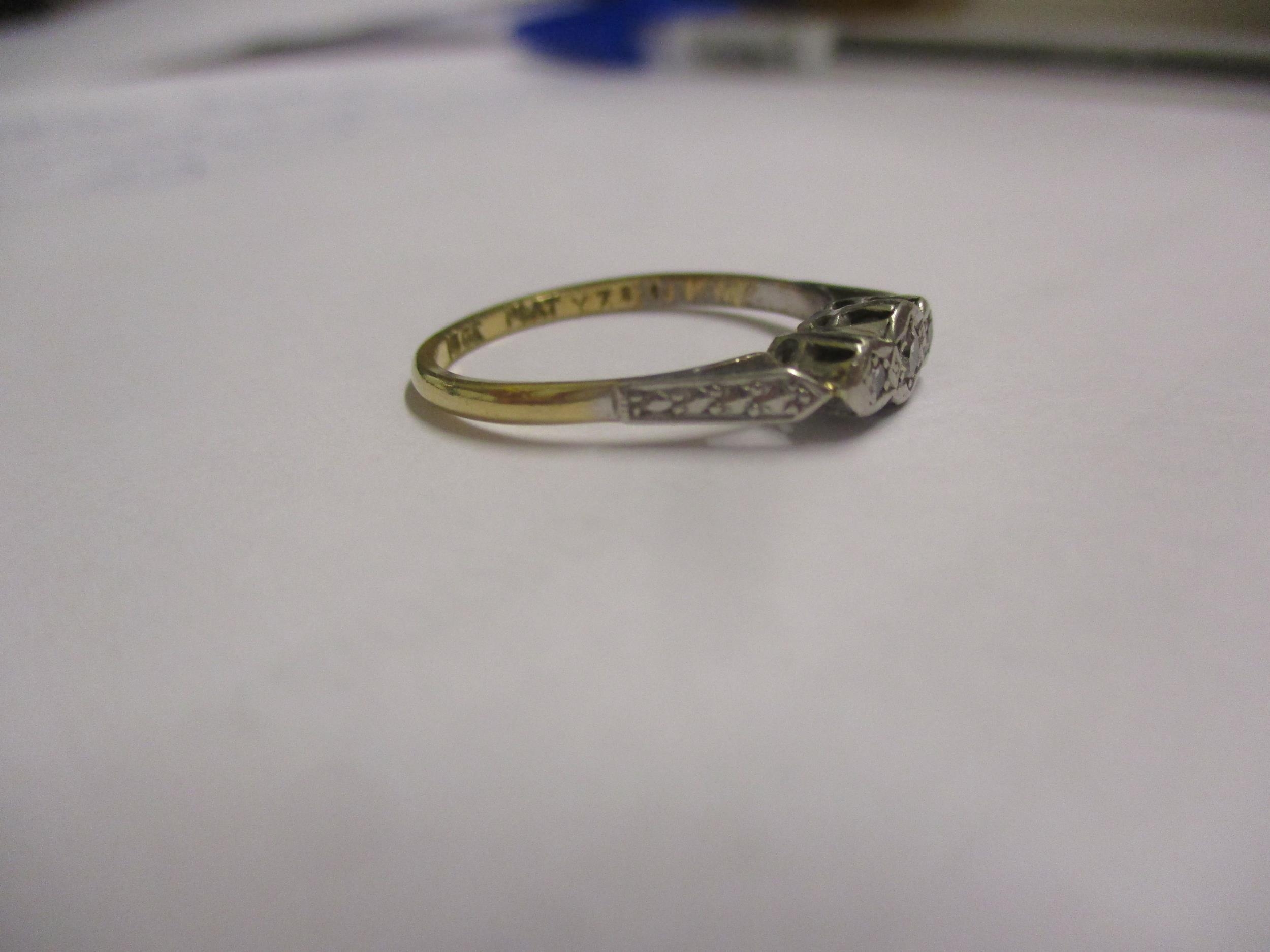 An 18ct white gold and 3 diamond ring, having a platinum illusion setting, stamped 18ct, ring size - Image 3 of 5