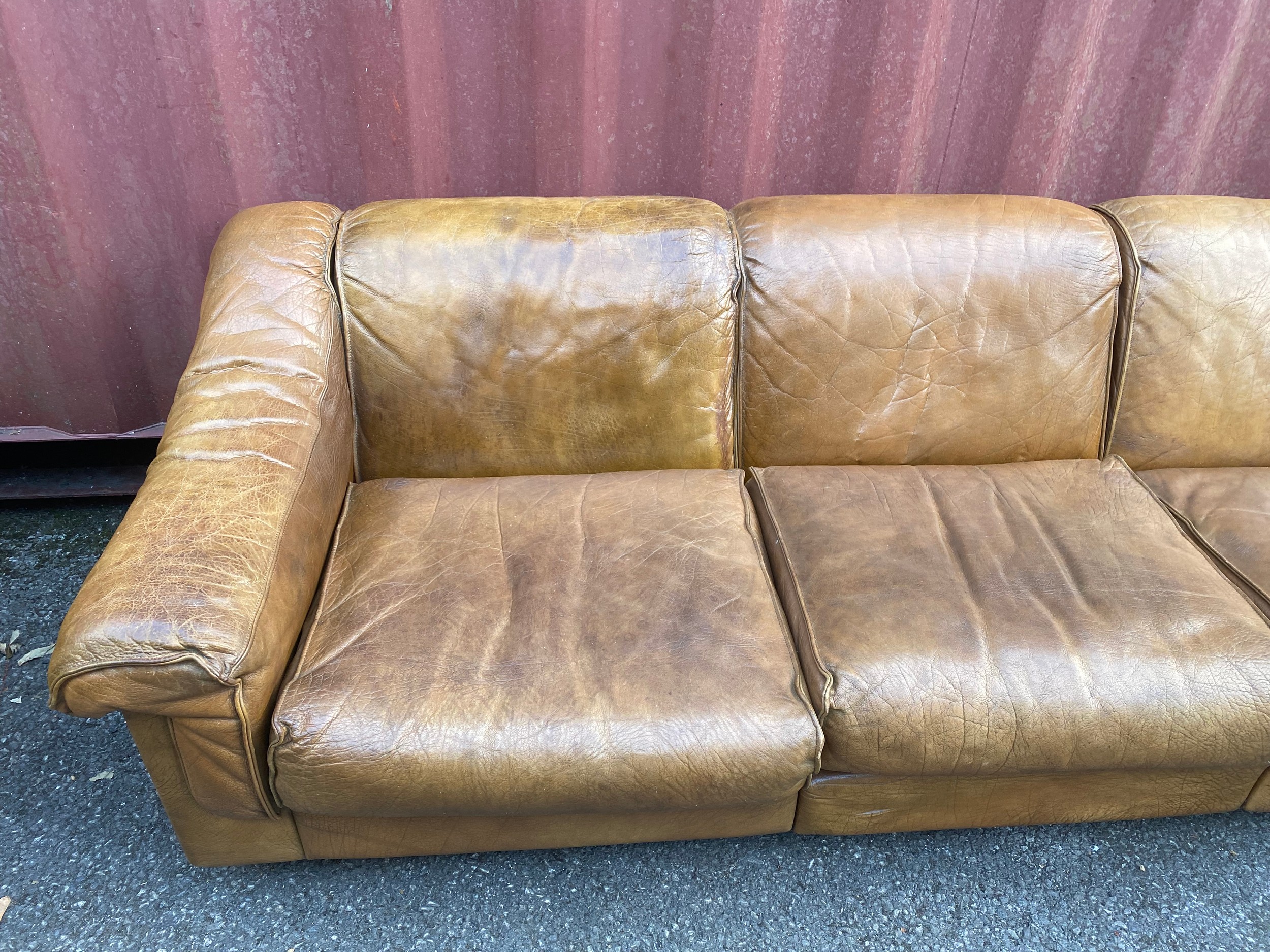 A mid 20th century retro leather suite by Vatne Mobler consisting of a three seater sofa and two - Image 11 of 17