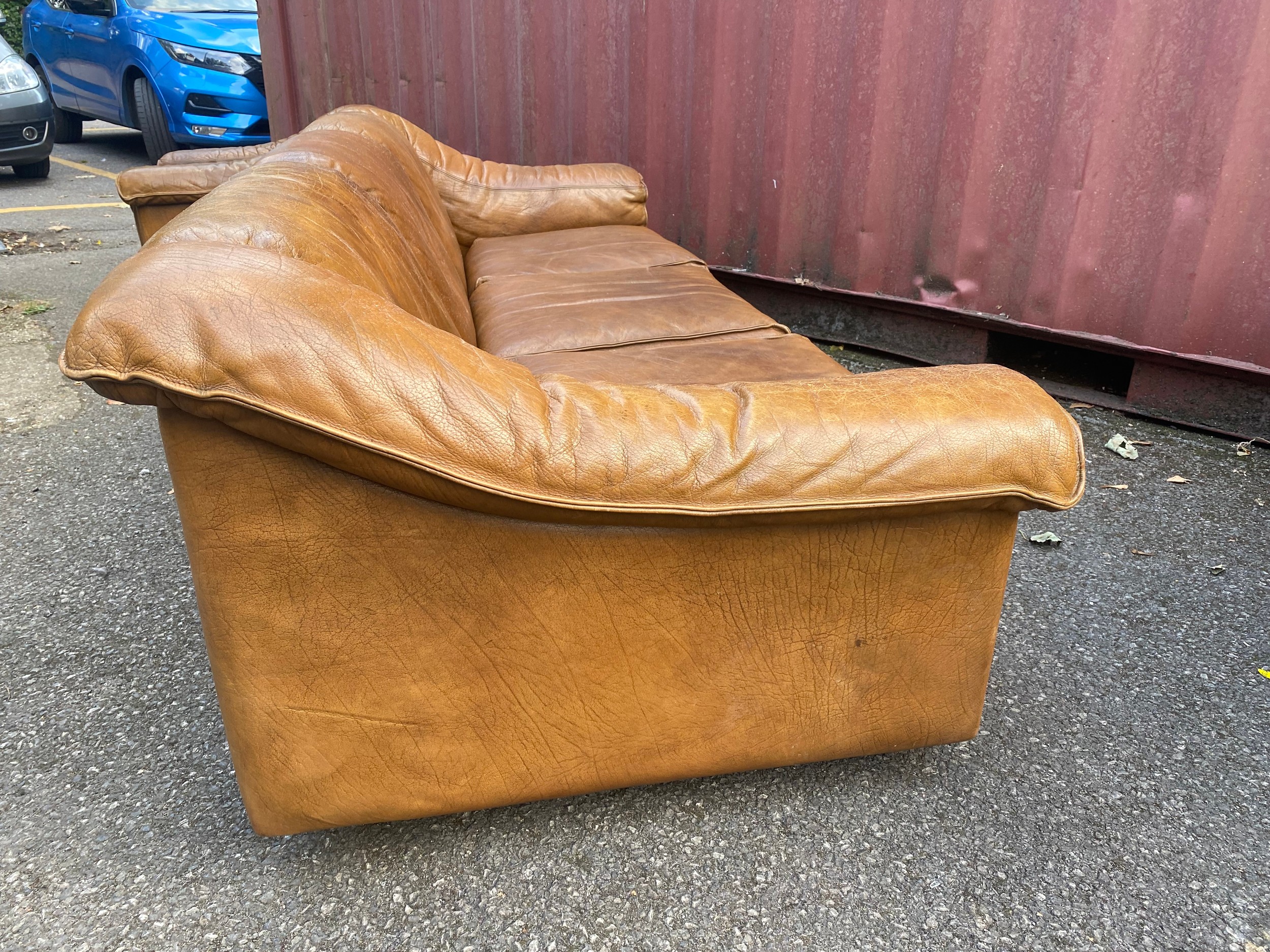 A mid 20th century retro leather suite by Vatne Mobler consisting of a three seater sofa and two - Image 10 of 17