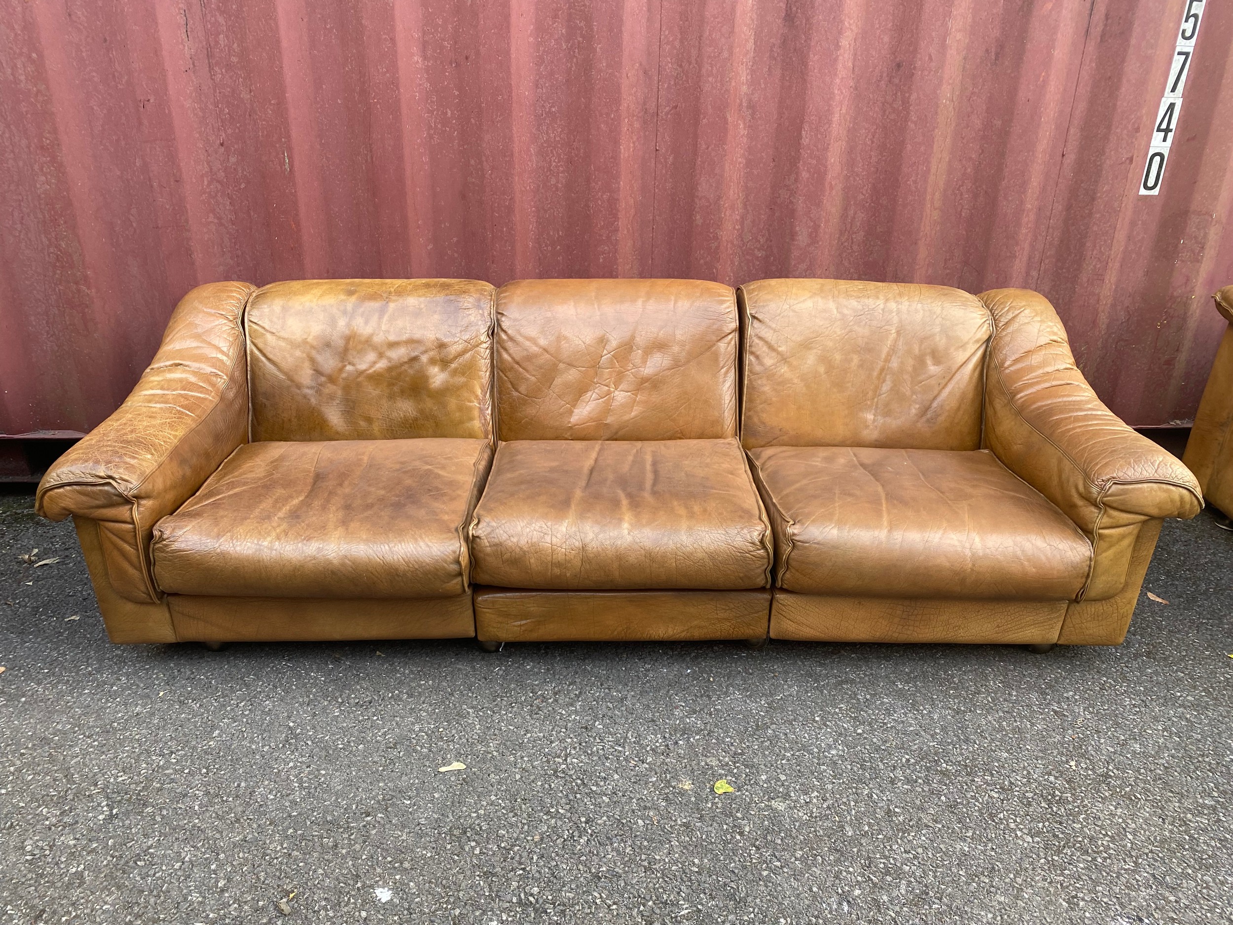 A mid 20th century retro leather suite by Vatne Mobler consisting of a three seater sofa and two - Image 7 of 17