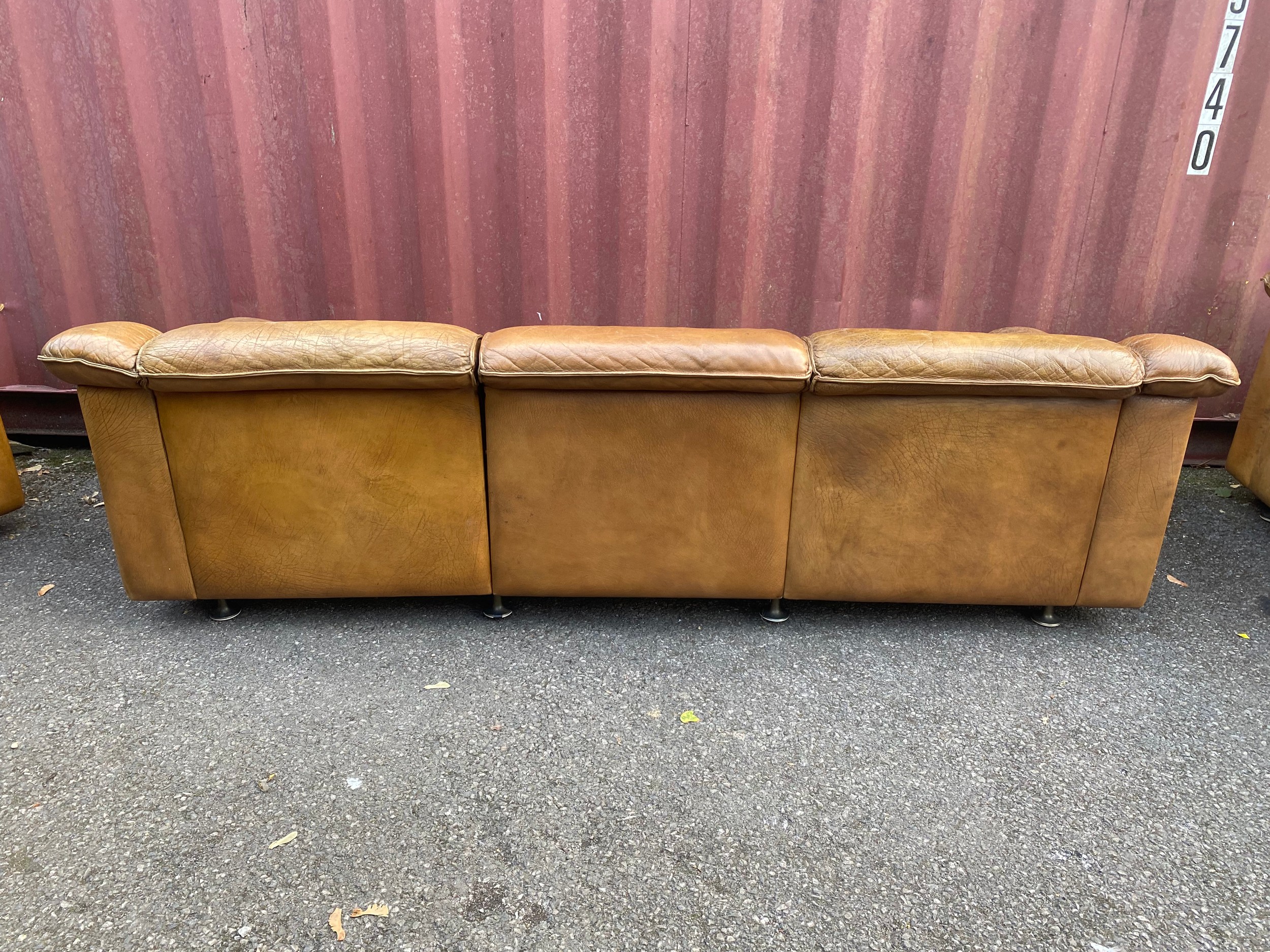 A mid 20th century retro leather suite by Vatne Mobler consisting of a three seater sofa and two - Image 9 of 17