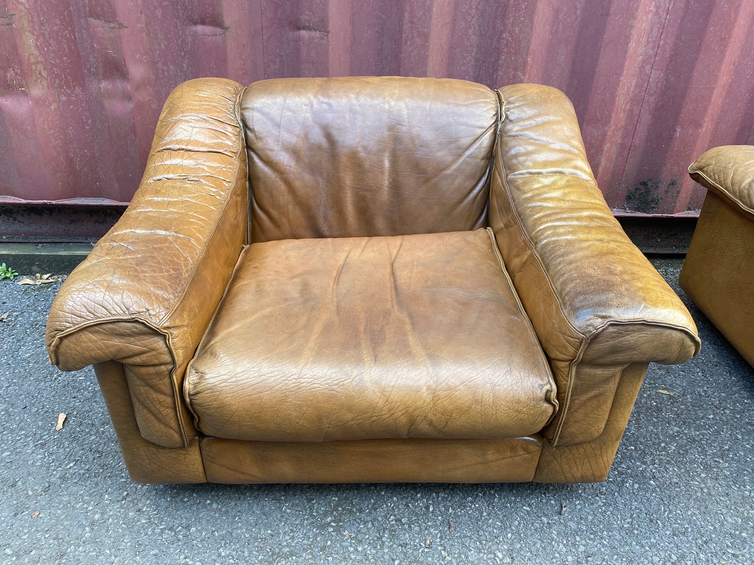 A mid 20th century retro leather suite by Vatne Mobler consisting of a three seater sofa and two - Image 14 of 17