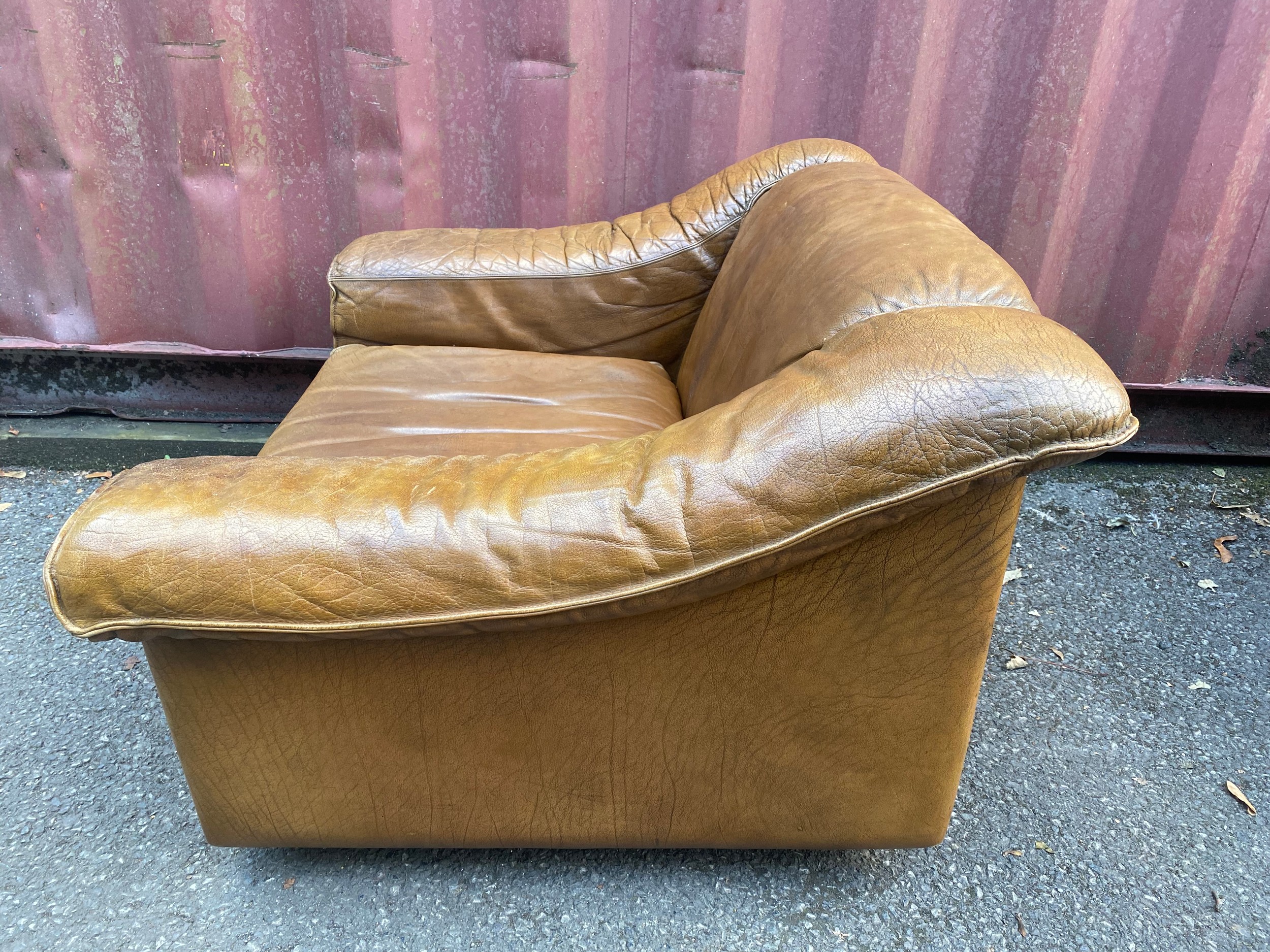 A mid 20th century retro leather suite by Vatne Mobler consisting of a three seater sofa and two - Image 13 of 17