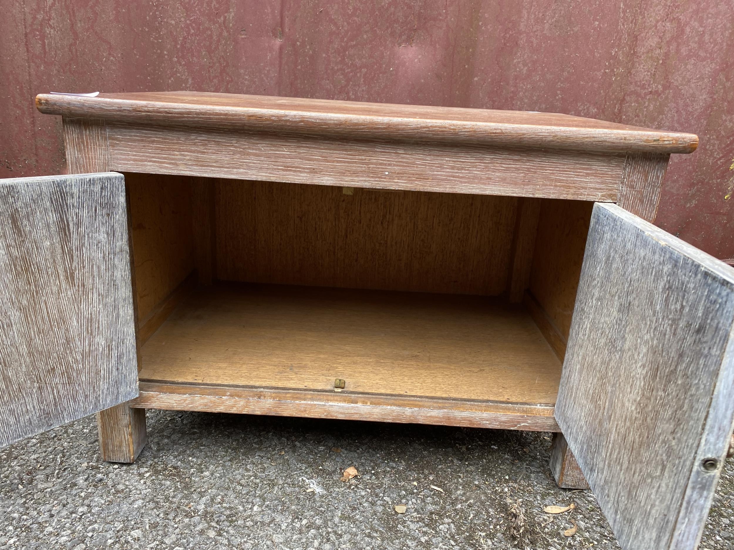 Attributed to Heals a 1950s limed oak small cupboard having two cupboard doors and standing on block - Image 4 of 4