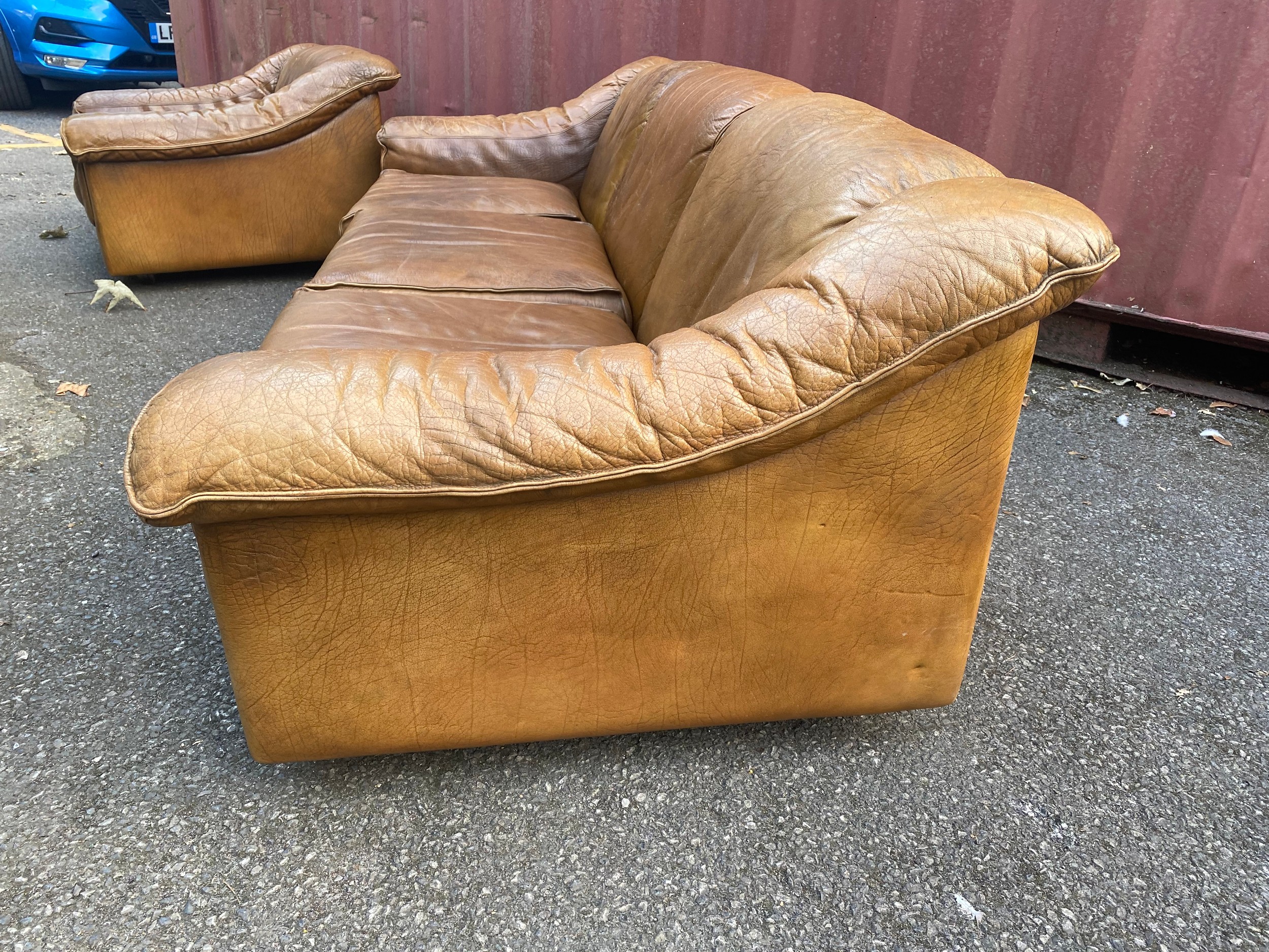 A mid 20th century retro leather suite by Vatne Mobler consisting of a three seater sofa and two - Image 8 of 17