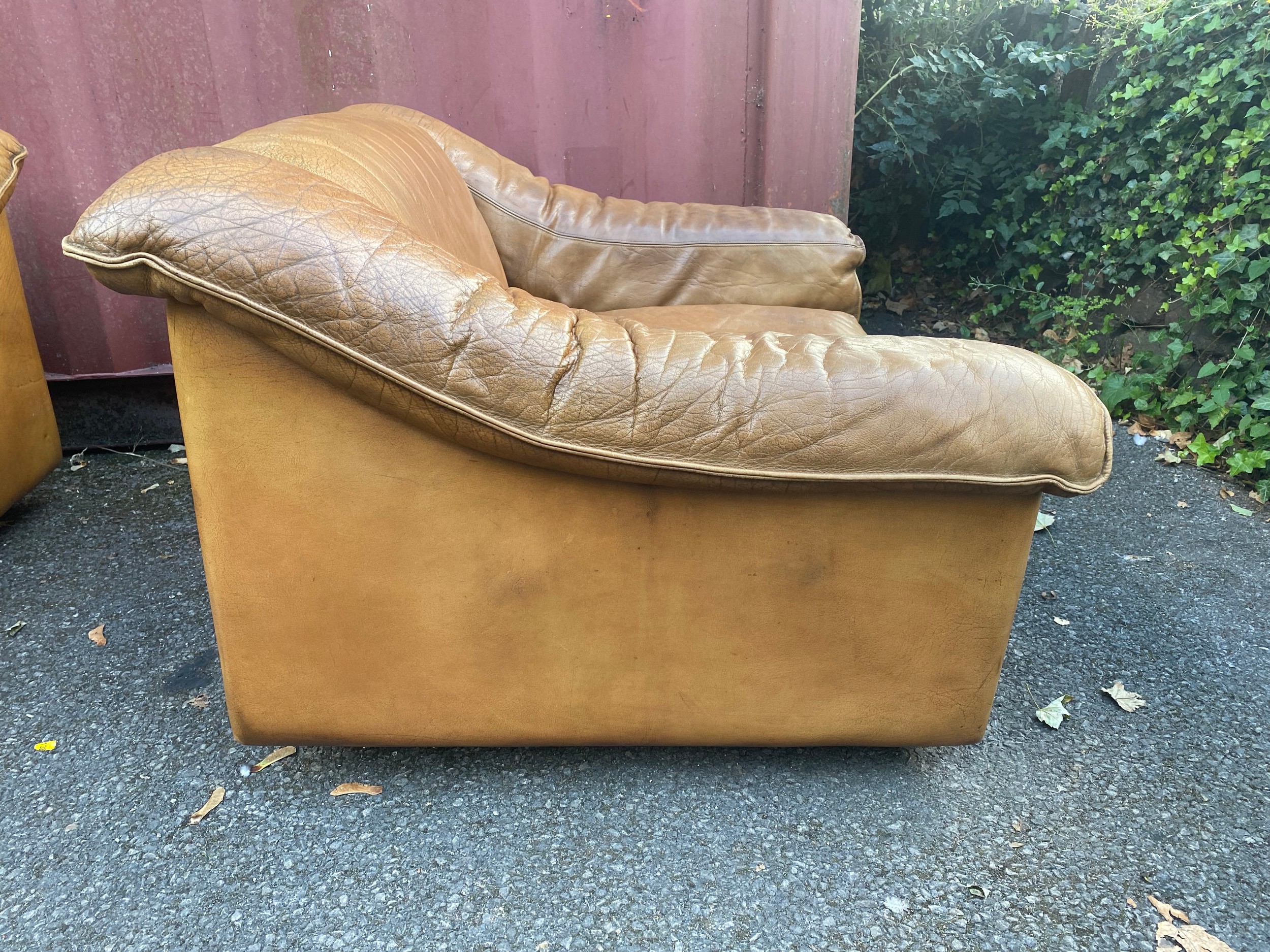 A mid 20th century retro leather suite by Vatne Mobler consisting of a three seater sofa and two - Image 5 of 17