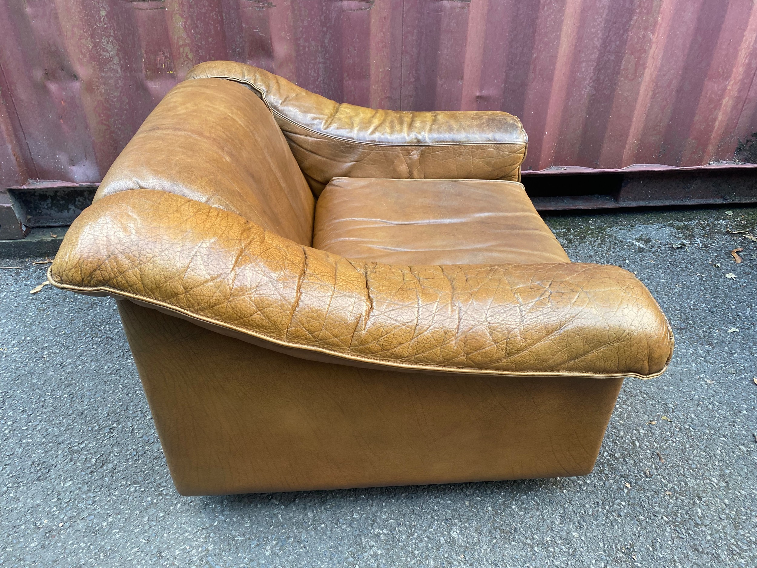 A mid 20th century retro leather suite by Vatne Mobler consisting of a three seater sofa and two - Image 17 of 17