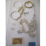 A mixed lot to include a 9ct gold bracelet, 4.7g, semi precious stones, small piece of yellow metal,