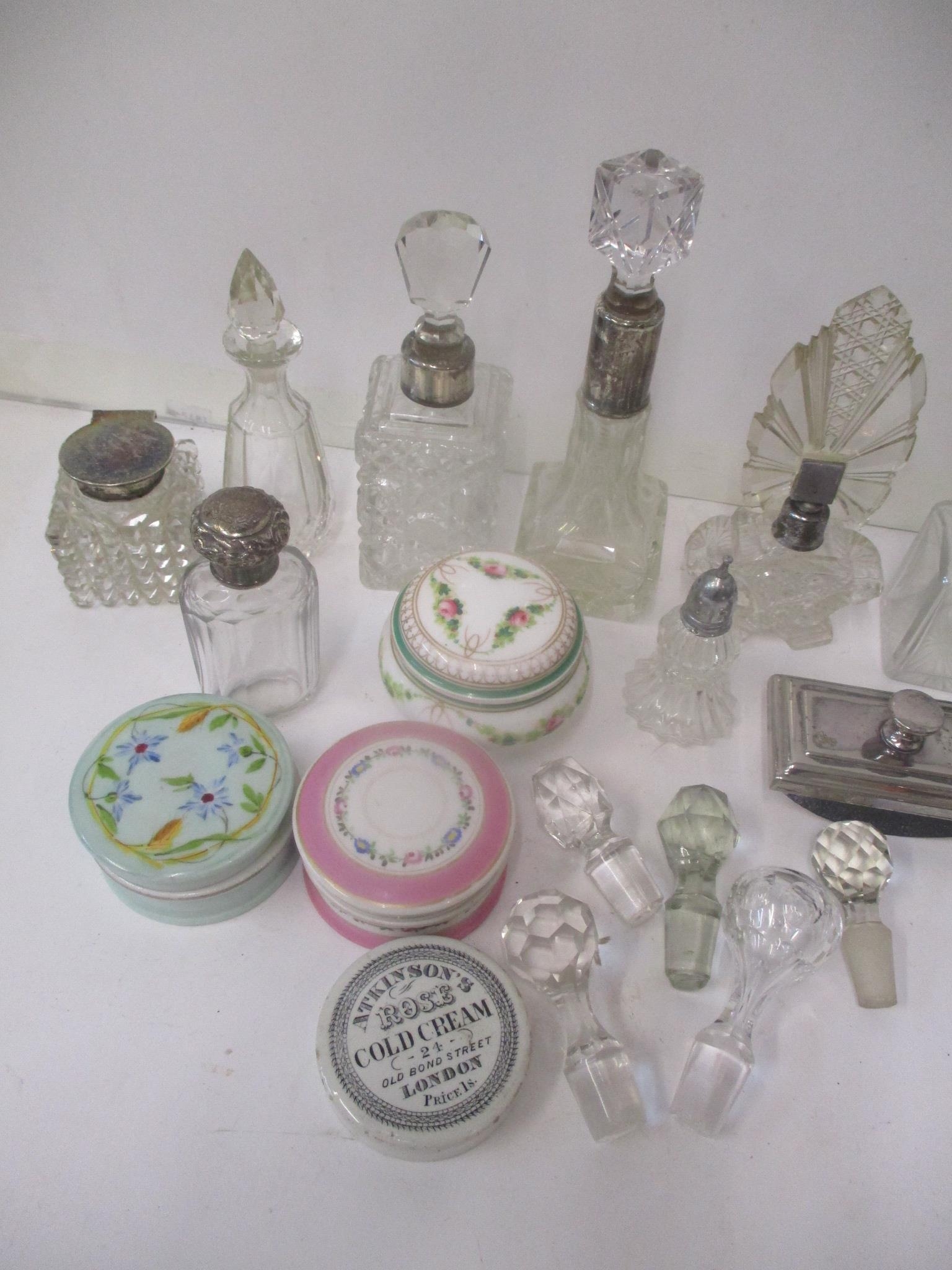 Glass and silver scent bottles to include an atomiser and an inkwell with a silver hinged lid - Image 3 of 3