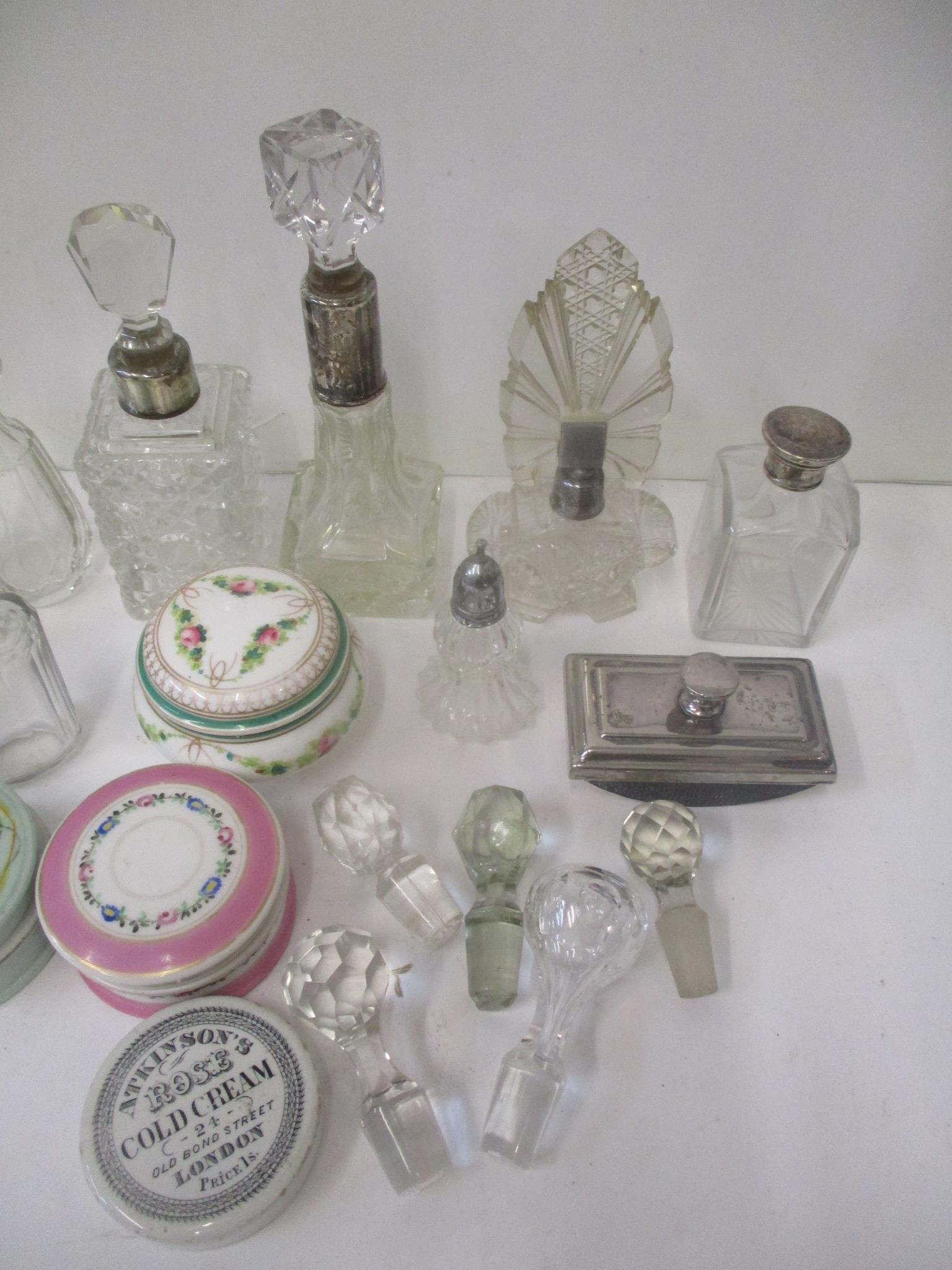 Glass and silver scent bottles to include an atomiser and an inkwell with a silver hinged lid - Image 2 of 3