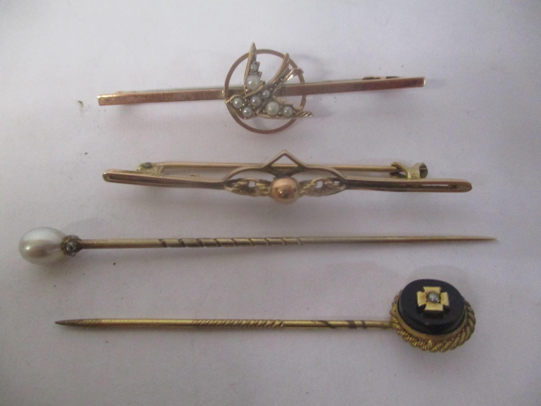 Mixed jewellery to include two 9ct gold bar brooches and two yellow metal stick pins