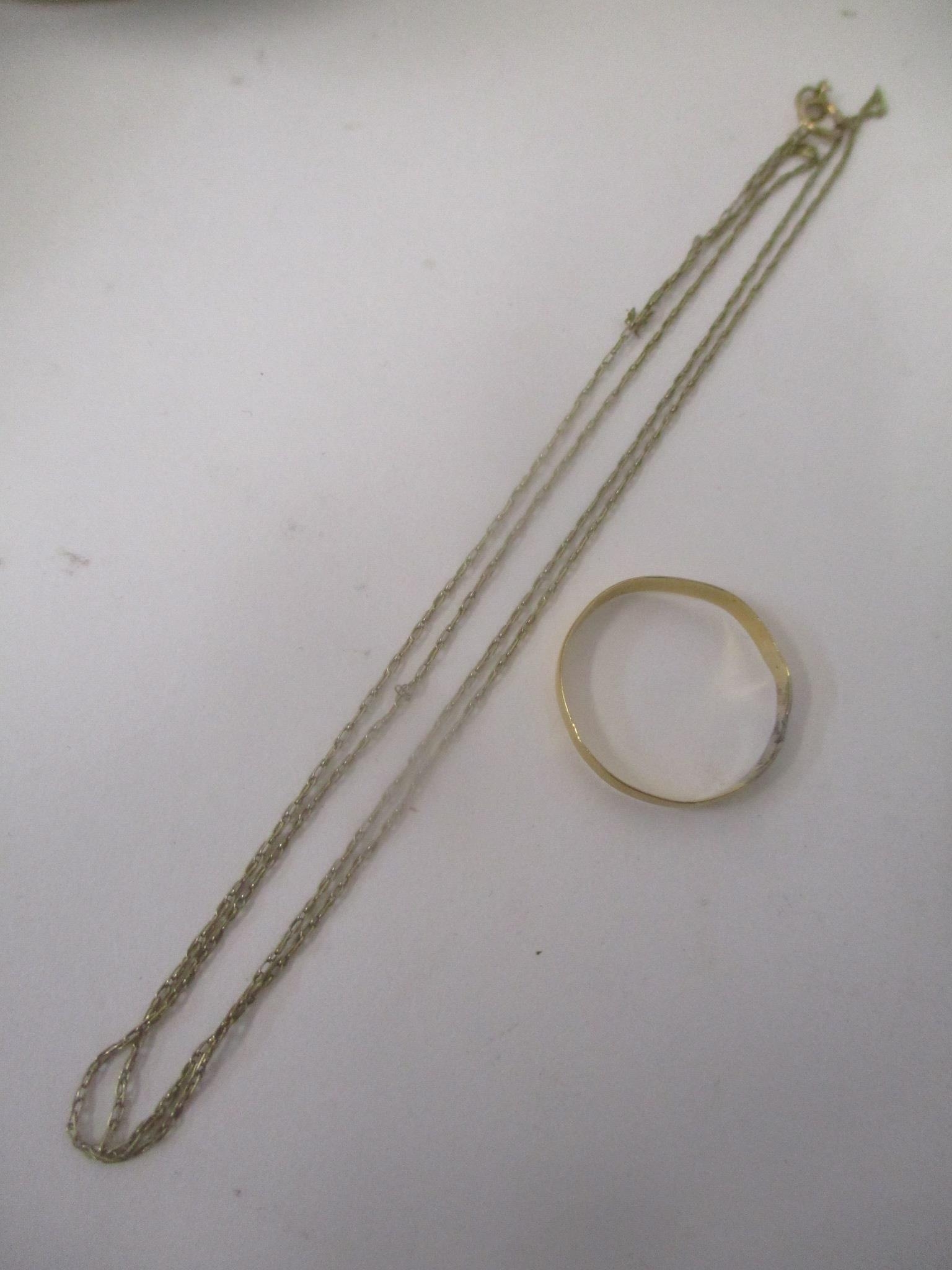 A fine 9ct gold necklace 1g, and a gold wedding ring 1.4g