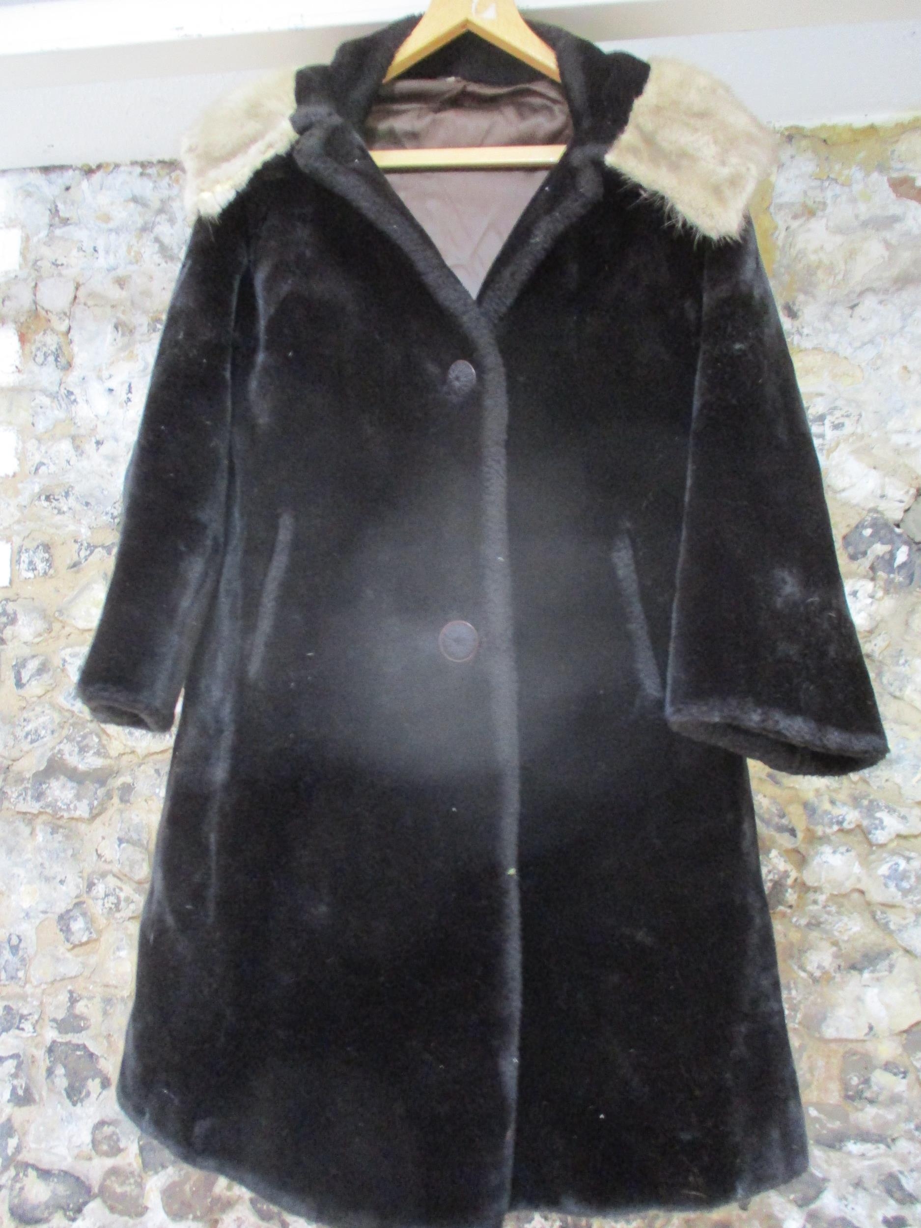 A vintage Leon Haase dark brown fur coat, 42"Chest 46"Long together with an M & Michael black beaver - Bild 7 aus 7