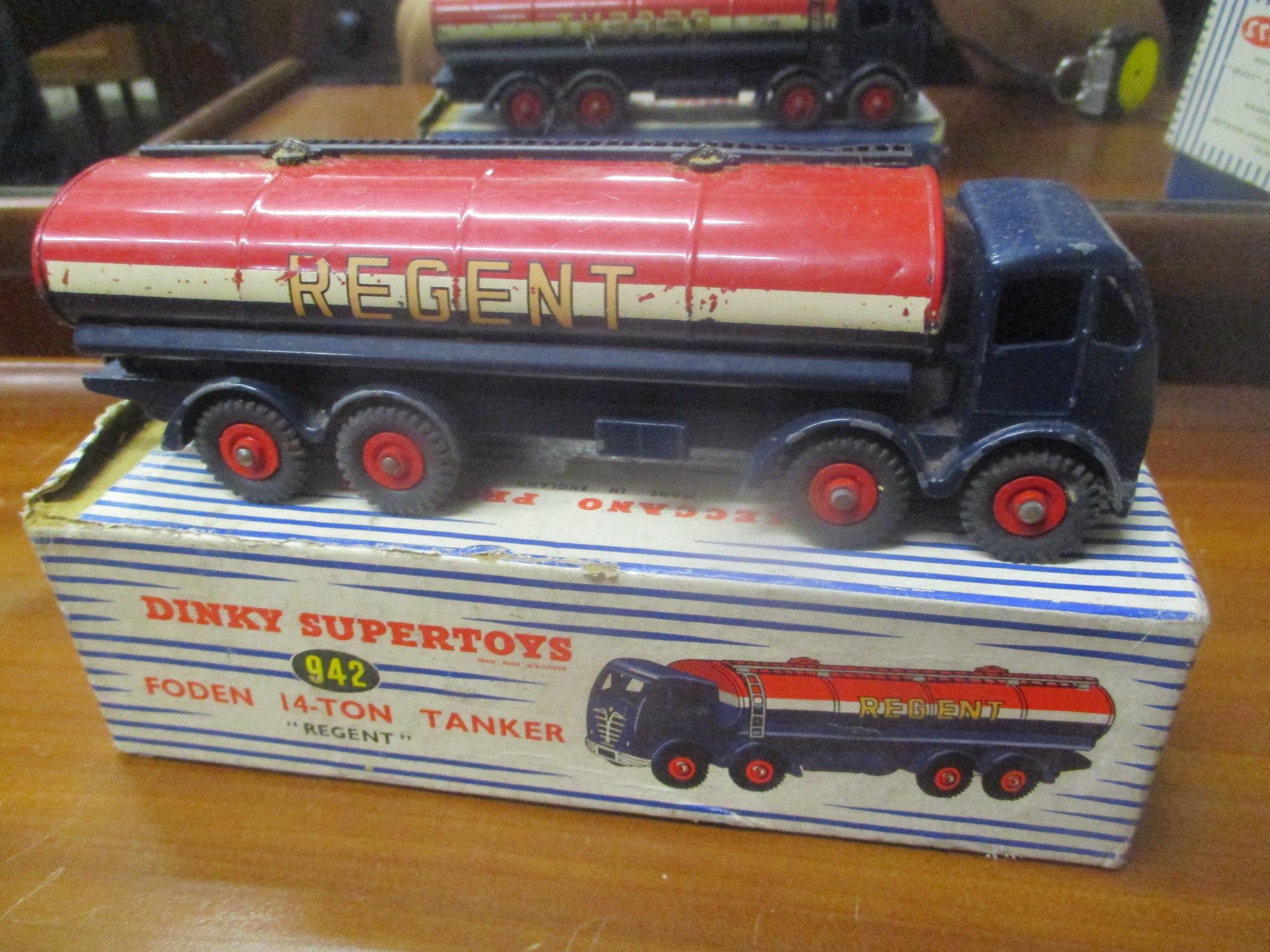 Two boxed Dinky toys to include a 972 Lorry mounted Crane and a 942 Foden 14-ton tanker - Bild 3 aus 3