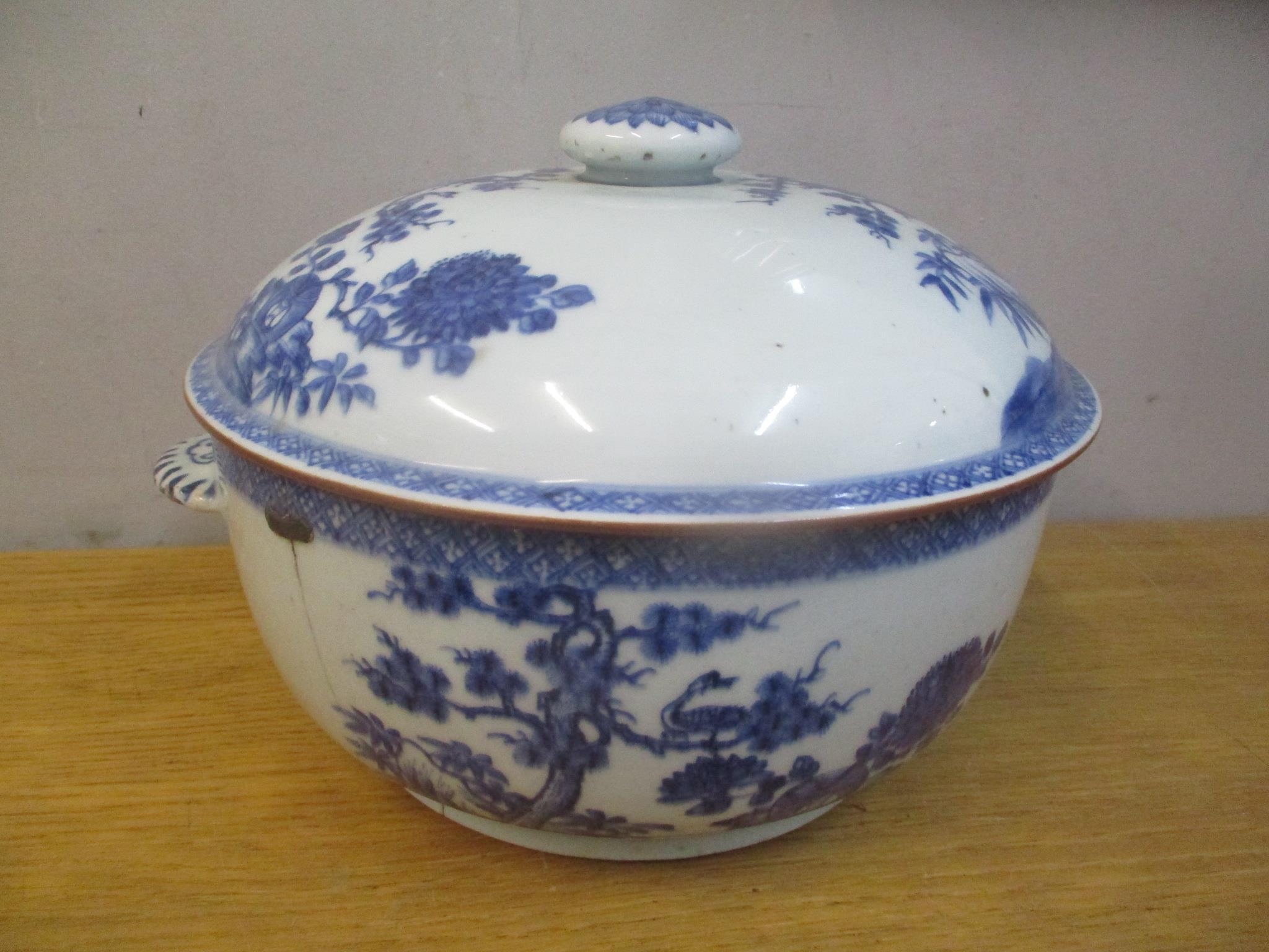 Eighteenth century Chinese porcelain comprising a tureen and cover and two bowls, each damaged - Bild 3 aus 4