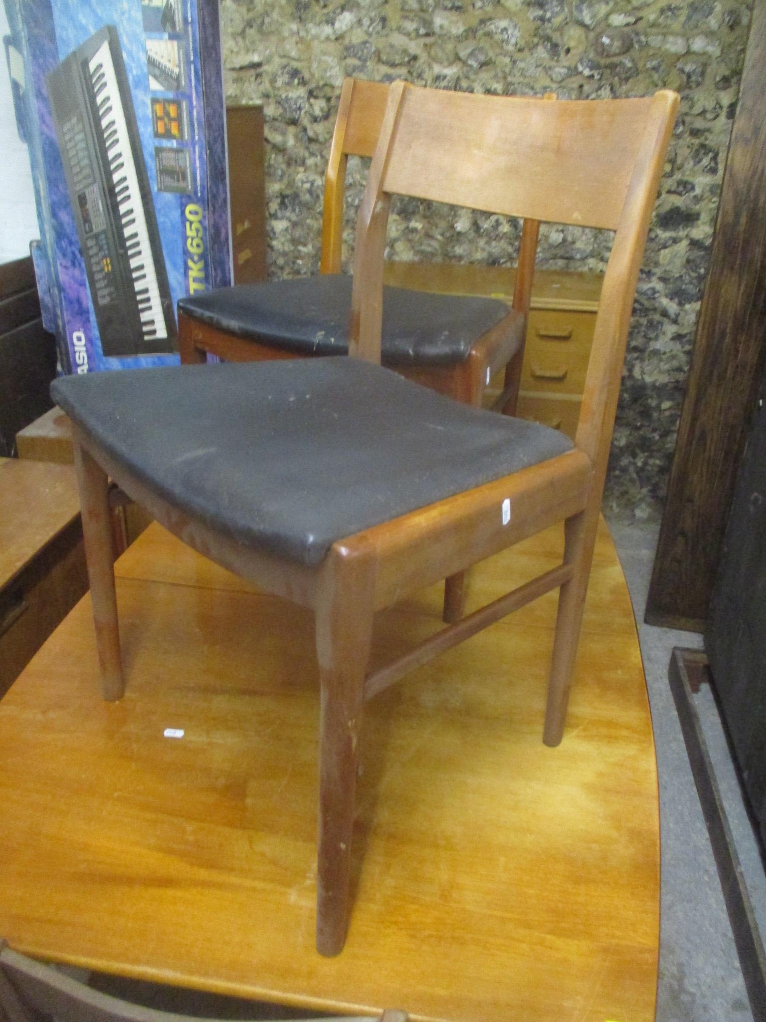 A mid 20th century retro teak extending dining table together with four matching chairs, 74cm h x - Bild 2 aus 2