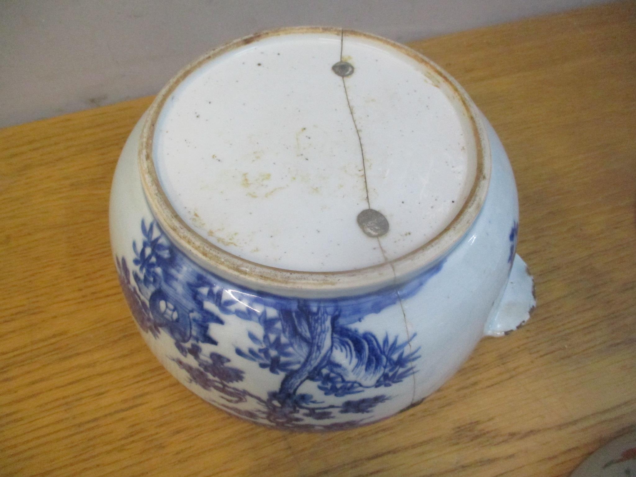 Eighteenth century Chinese porcelain comprising a tureen and cover and two bowls, each damaged - Bild 4 aus 4