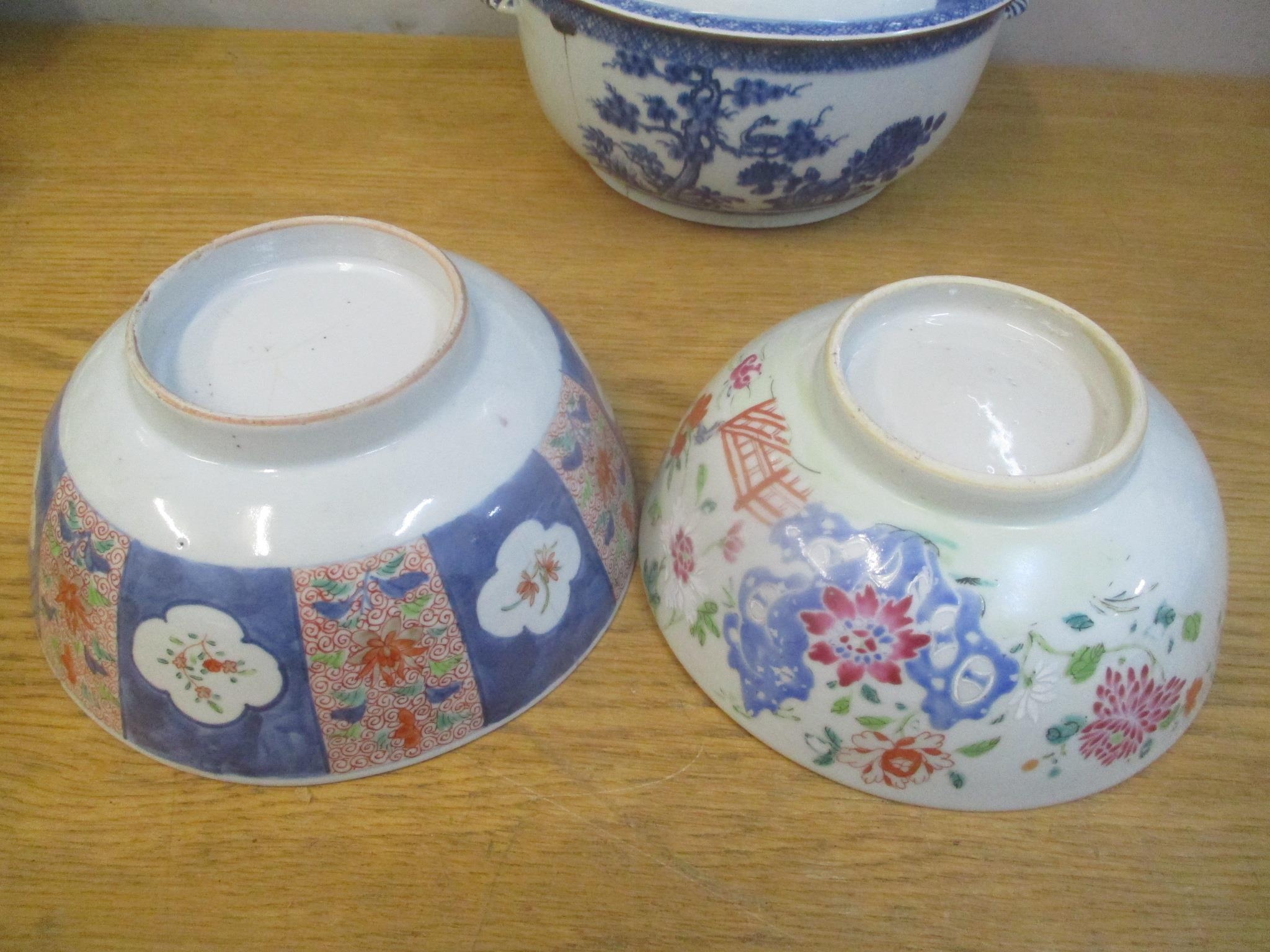 Eighteenth century Chinese porcelain comprising a tureen and cover and two bowls, each damaged - Bild 2 aus 4