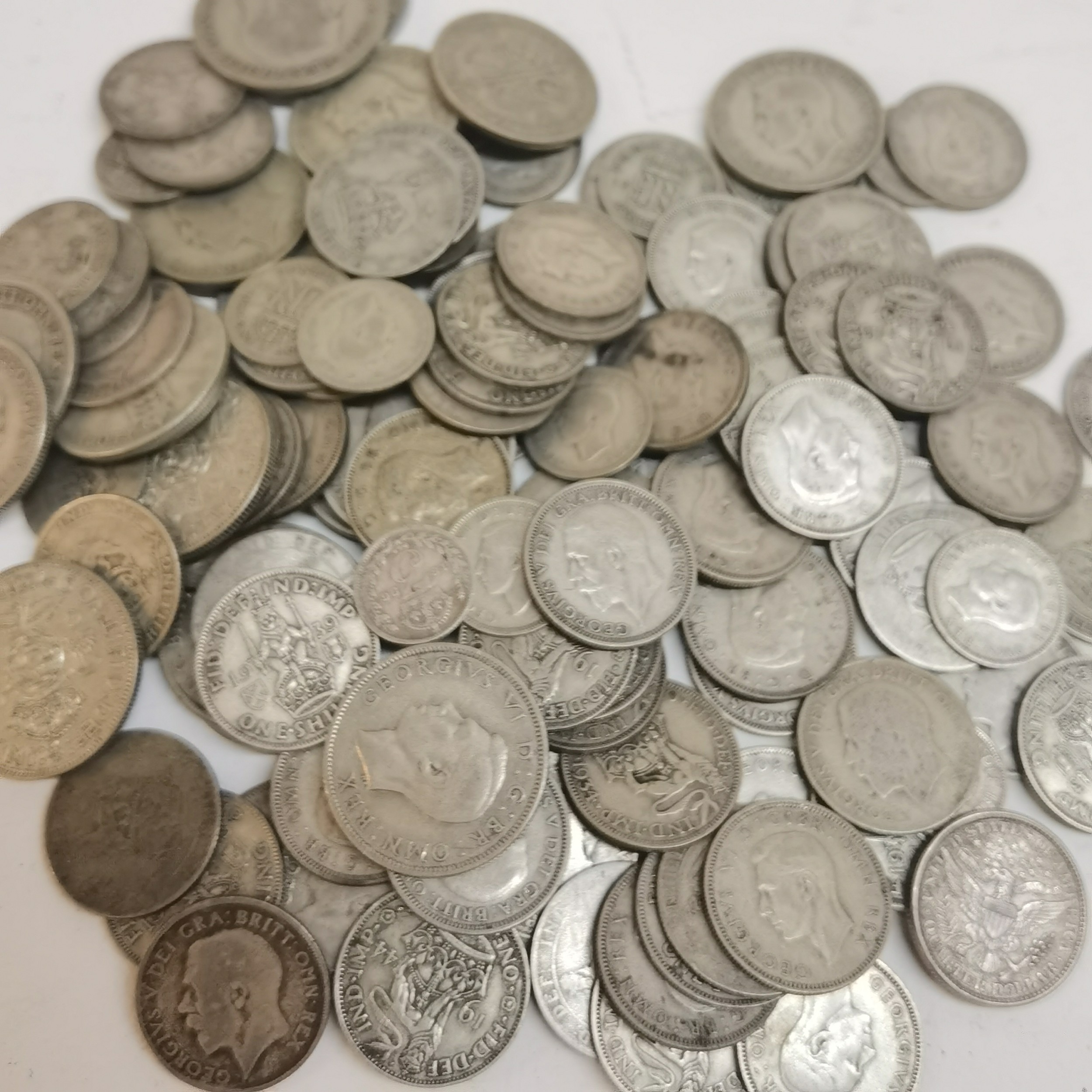 A collection of British pre-decimal coinage to include George V and VI half crowns, florins and - Bild 3 aus 4