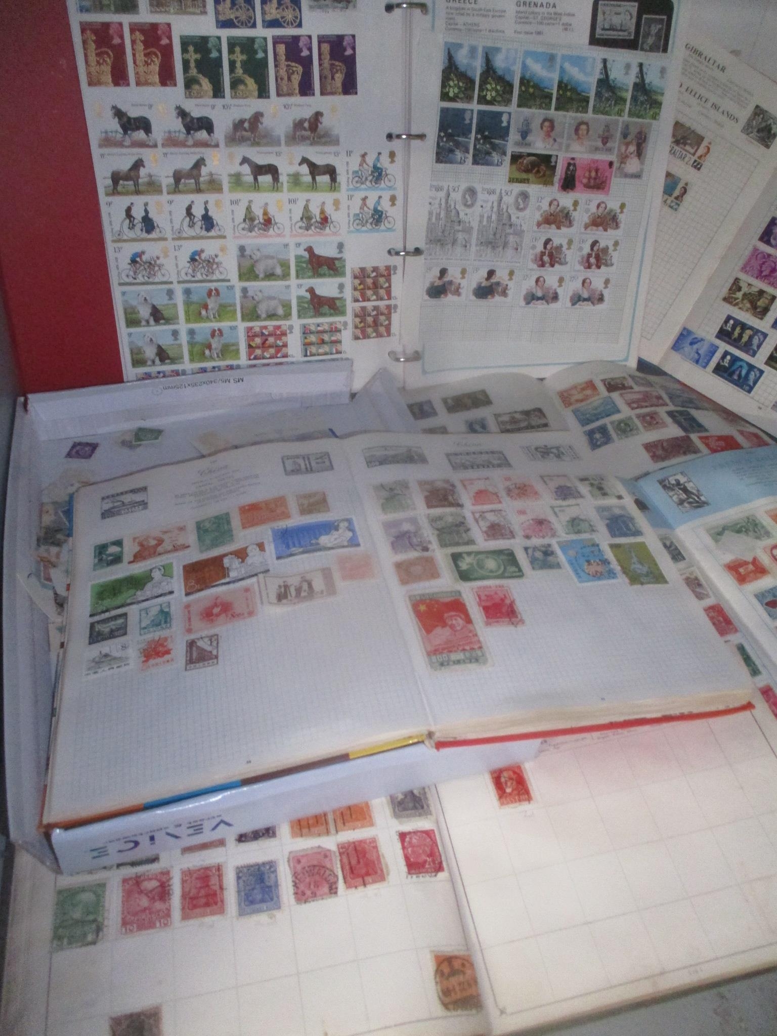 A selection of mixed stamps from around the world contained in albums and loose - Bild 3 aus 3