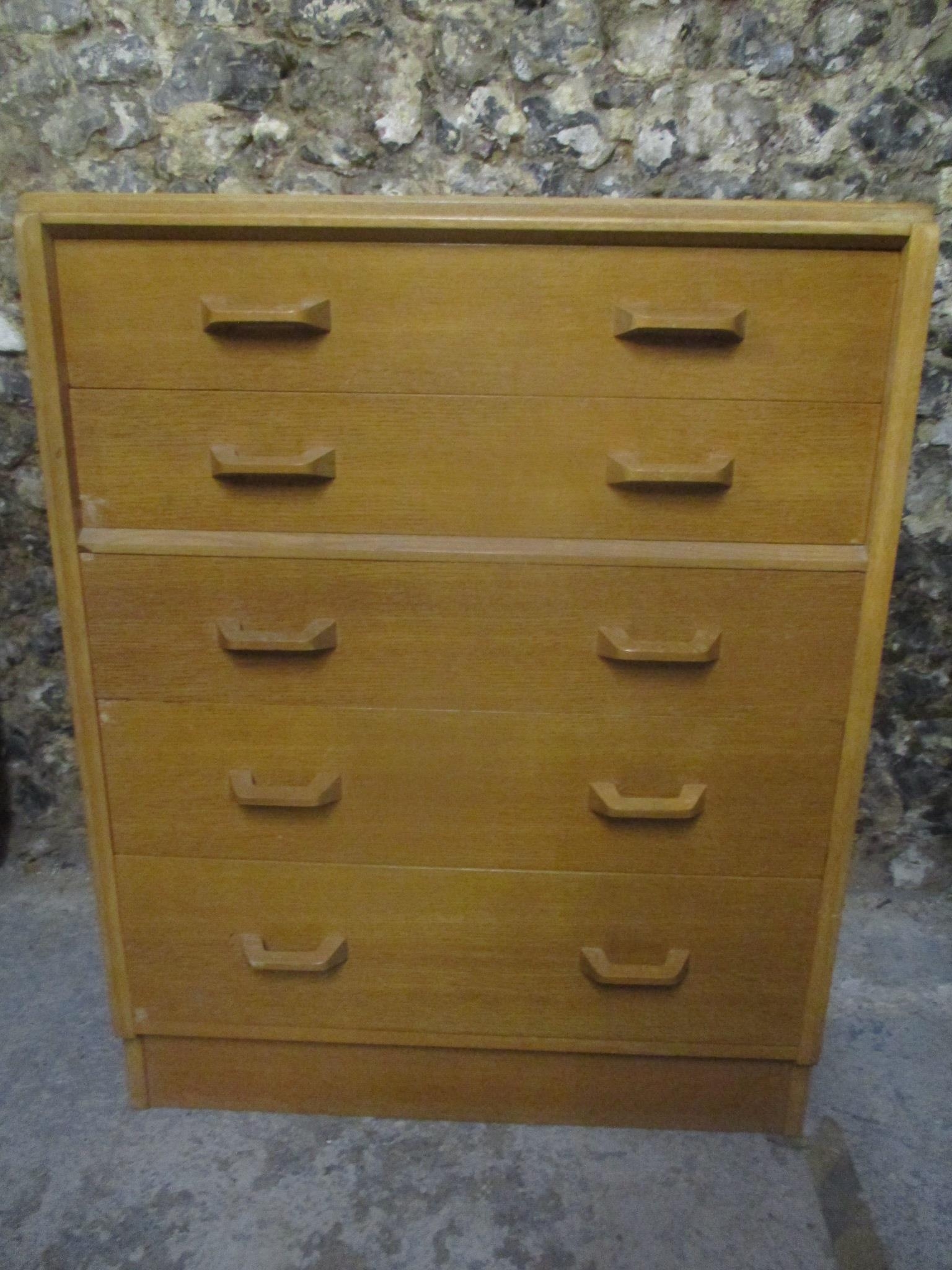 A mid 20th century retro G-Plan E-Gomme light ok chest of five graduating drawers, 97.5cm h x 76.5cm