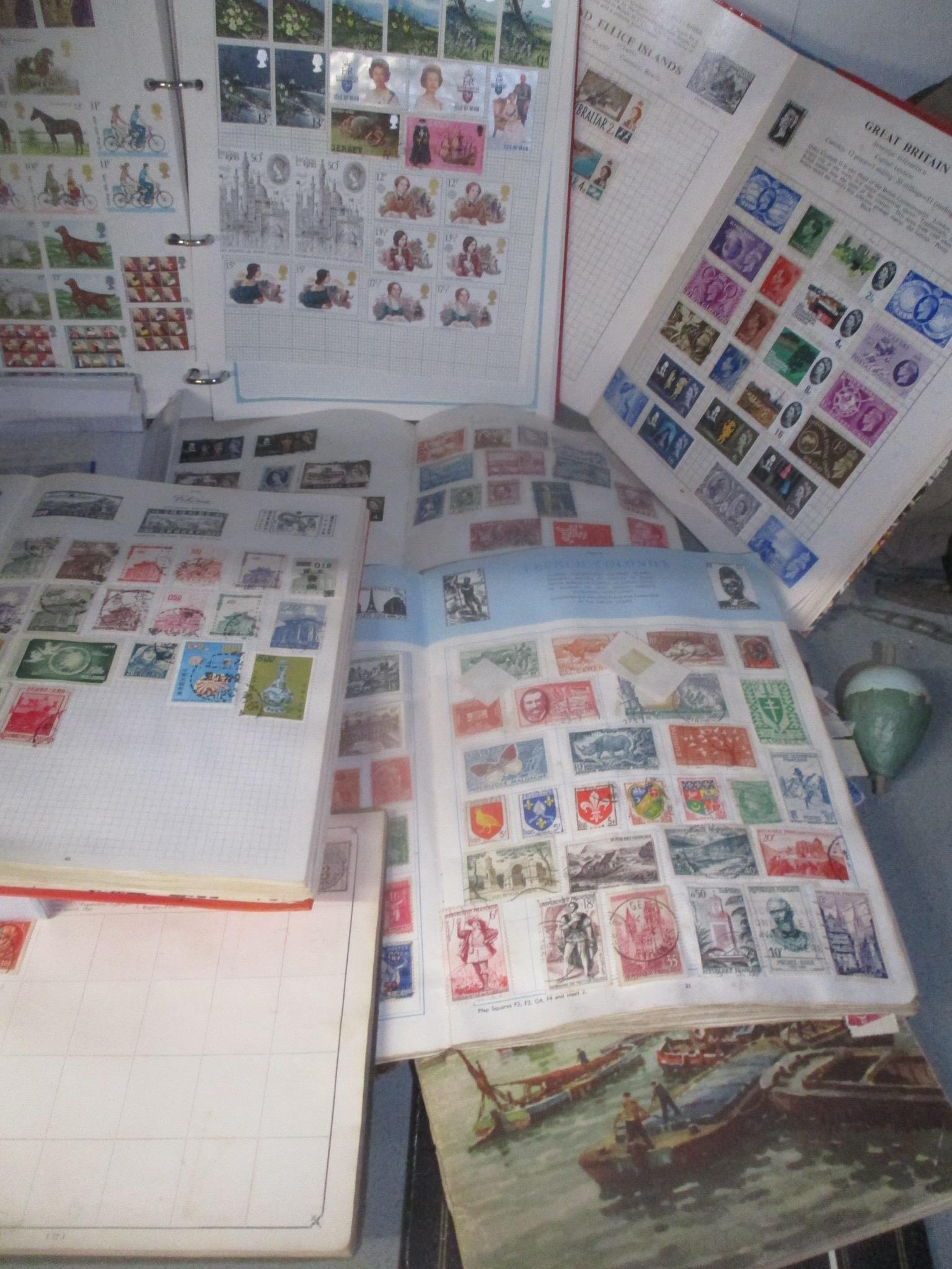 A selection of mixed stamps from around the world contained in albums and loose - Bild 2 aus 3