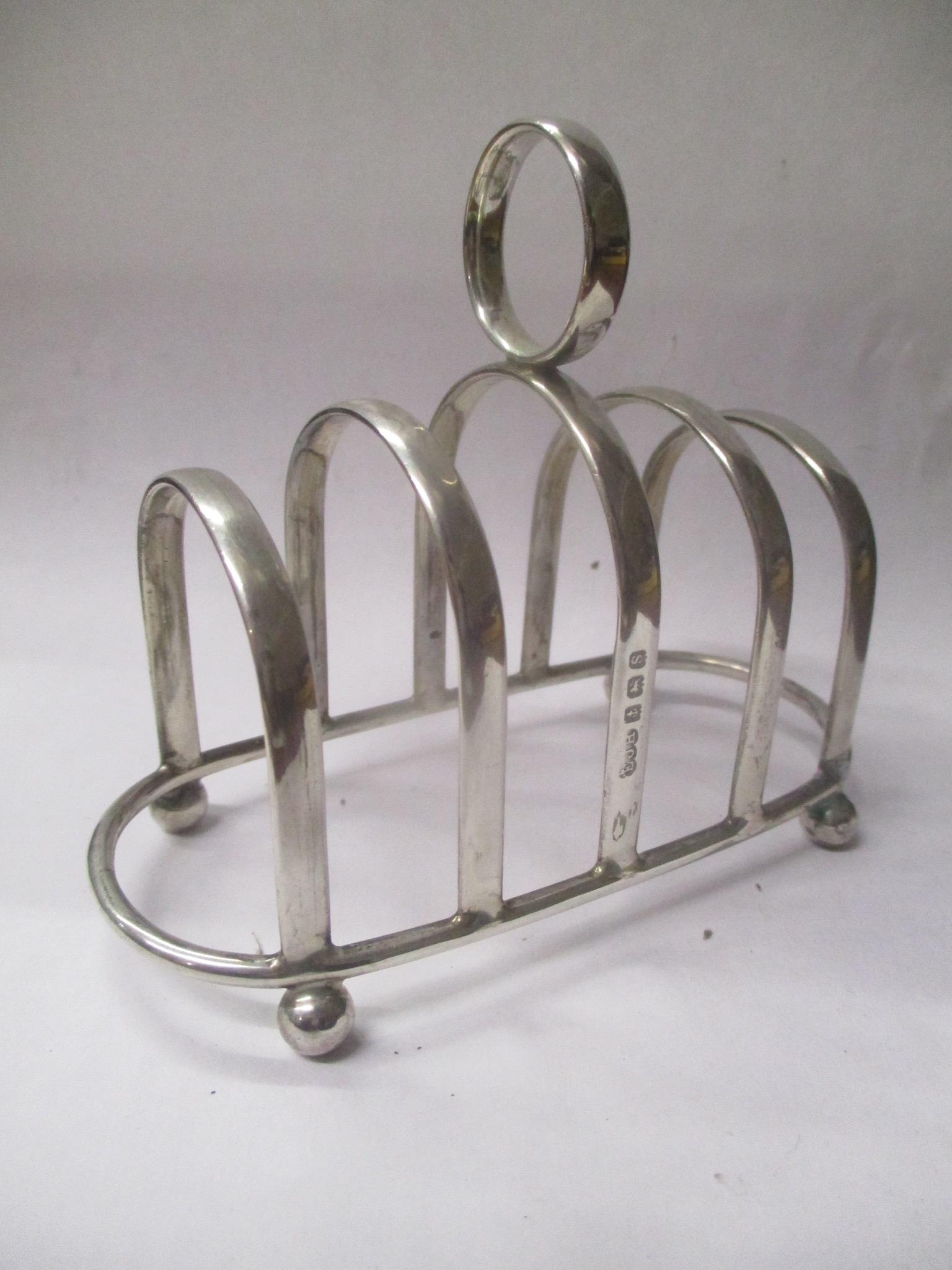 An early 20th century silver toast rack 83g