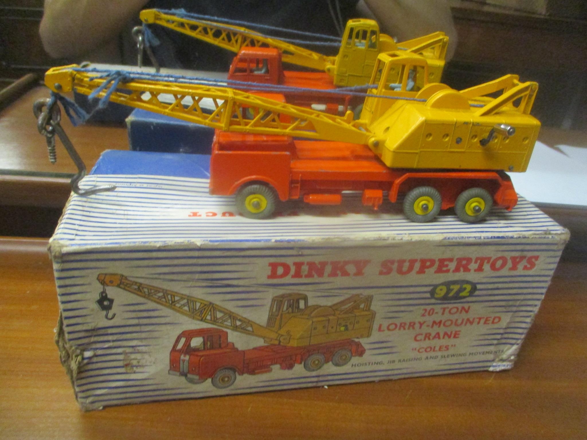 Two boxed Dinky toys to include a 972 Lorry mounted Crane and a 942 Foden 14-ton tanker - Bild 2 aus 3