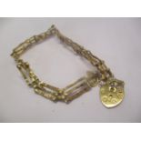 A 9ct gold gate link bracelet with heart shaped locket, 3.5g