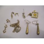 A selection of yellow metal jewellery to include a necklace inset with a pearl, 4.8g, together