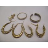 Mixed 9ct gold jewellery to include mixed earrings and two rings, 7.2g