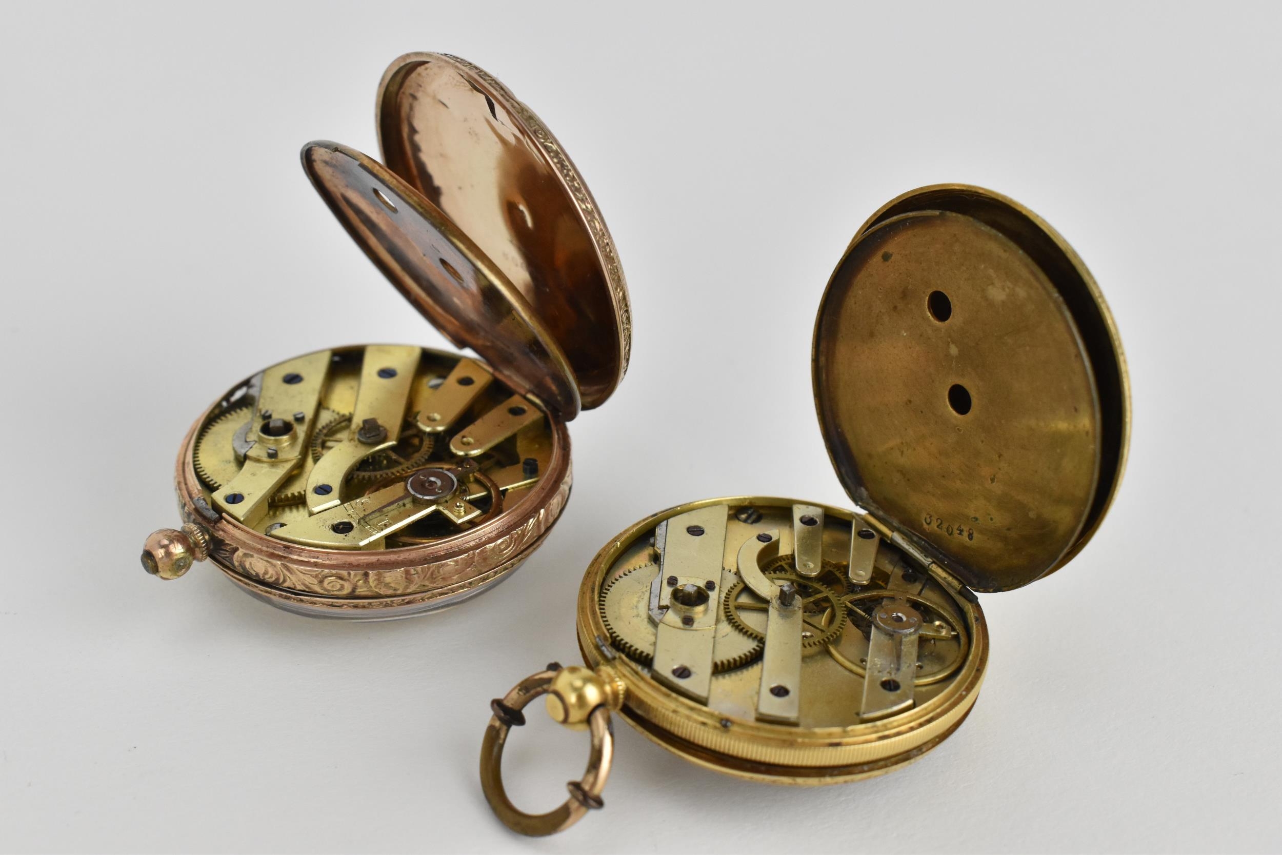 A pair of late 19th/early 20th century key-wound open faced pocket watch to include an engine turned - Image 4 of 5