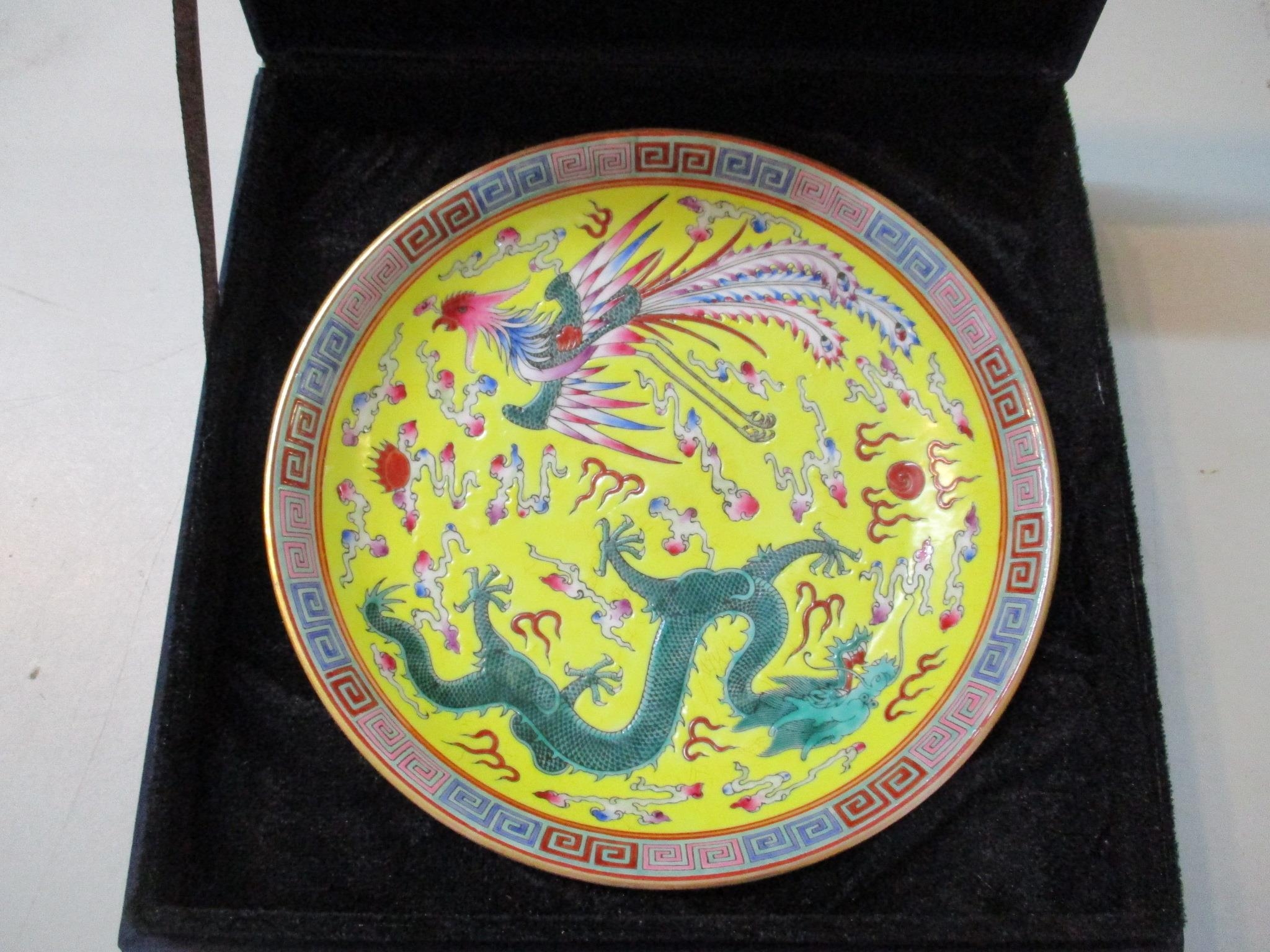 A Chinese porcelain large famille rose export saucer dish decorated with a dragon and a phoenix - Image 2 of 4