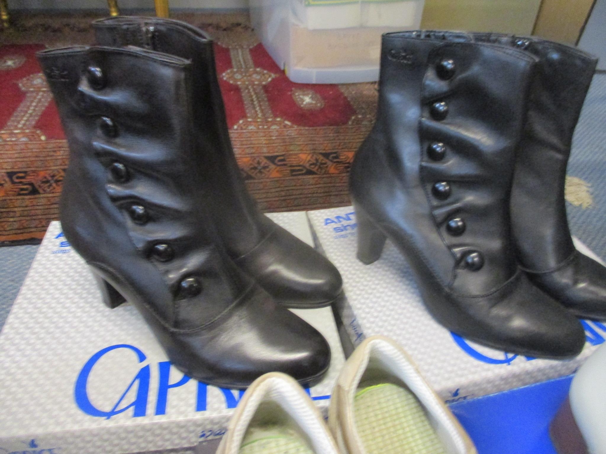 A pair of ladies K&S cream leather ankle boots, UK size 5, as new, a pair of Geox Respira gold - Image 2 of 4